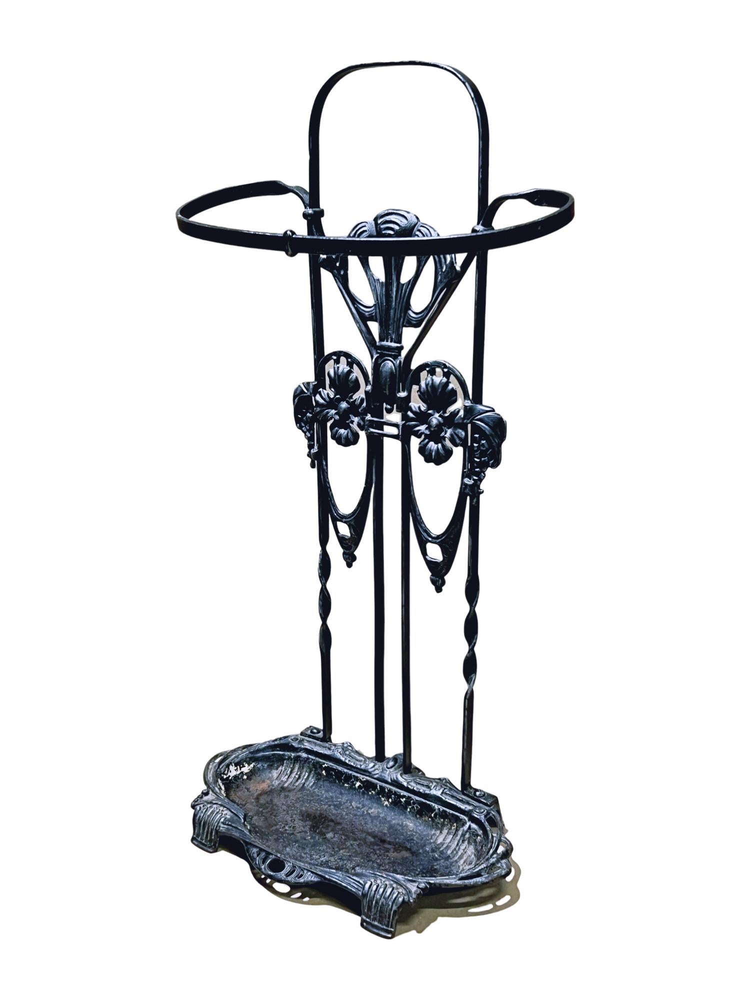 Porte-parapluies en fer peint noir - Style Jugend scandinave / Art Nouveau (Circa 1880-1920s)

Cet élégant porte-parapluie, fabriqué en fer / métal / fer forgé à la fin du XIXe siècle ou au début du XXe siècle, présente un motif floral central en