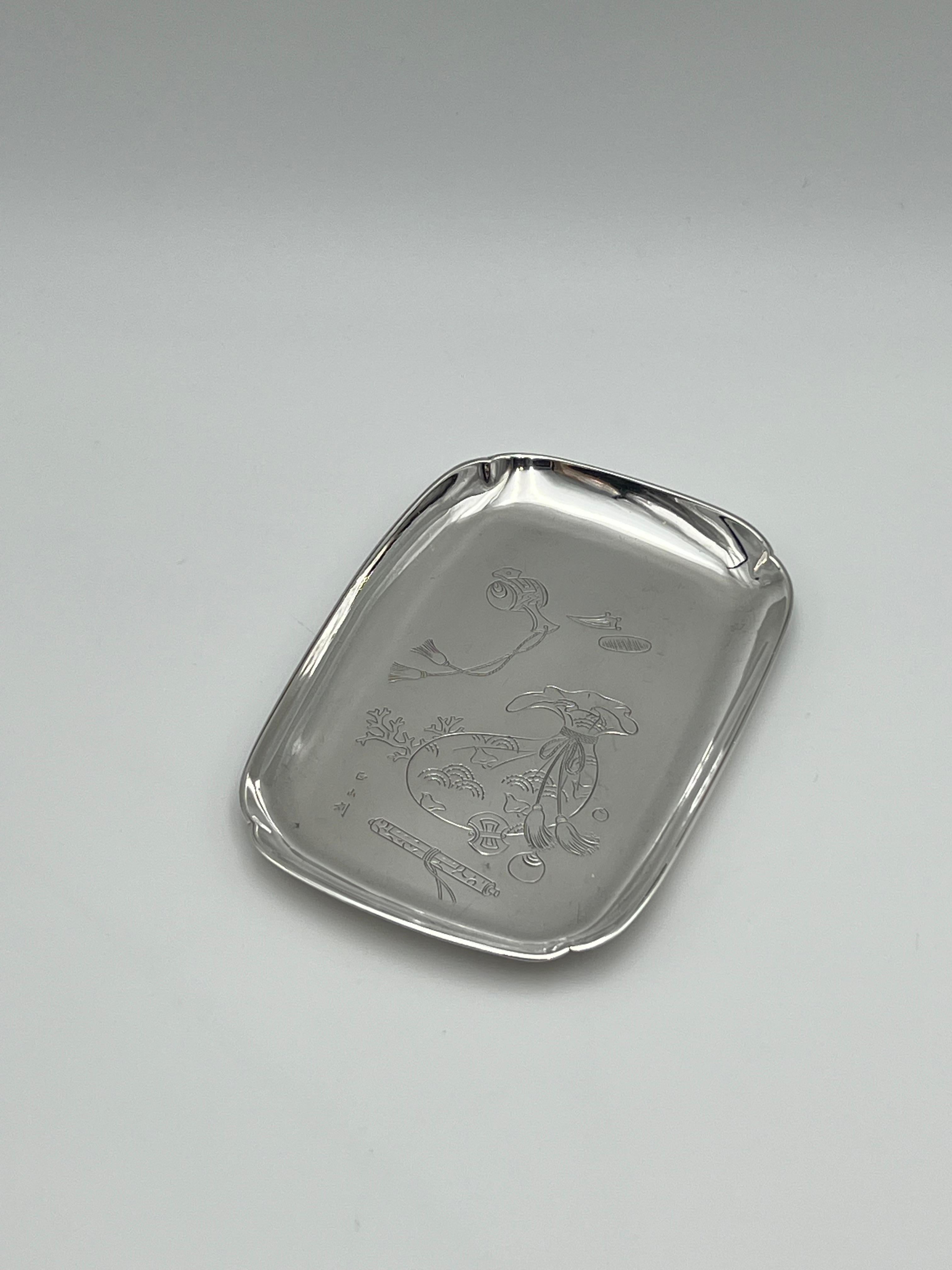Impresionante bandeja antigua de plata maciza de entre los años 1880 y 1930. Hecho a mano en Japón, con un bello dibujo tallado a mano. Firmado por el artista abajo a la izquierda. Sello de plata y sello de estudio / marca bajo. 

Peso aprox. 190