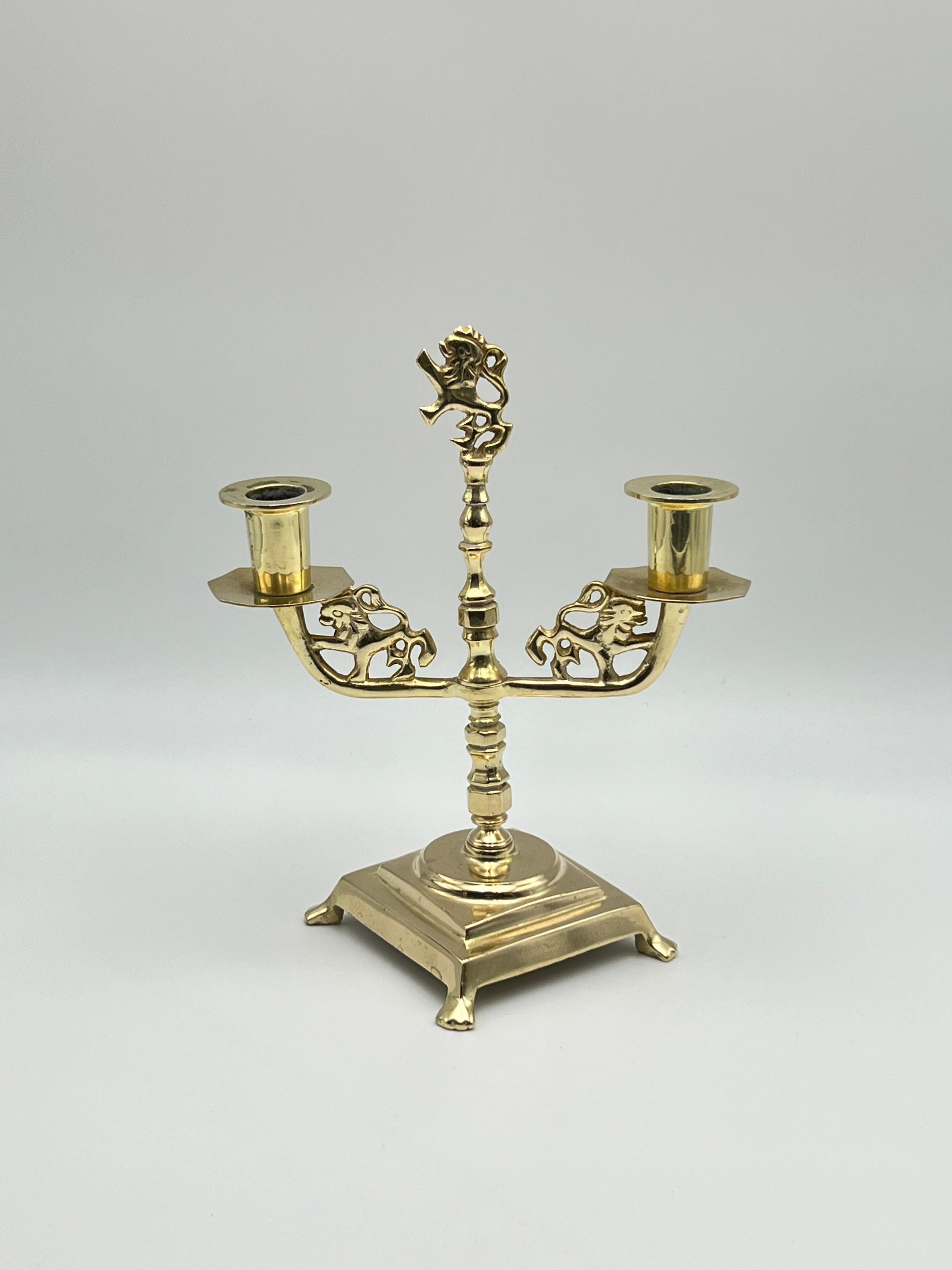 Stupendo candelabro antico a forma di leone del 18/1900, dal design in stile barocco/regency con decorazioni uniche a forma di leone. Realizzato in Norvegia/Danimarca, ottone/bronzo. 

Condit: Ottime condizioni d'epoca, con lievi segni di usura e