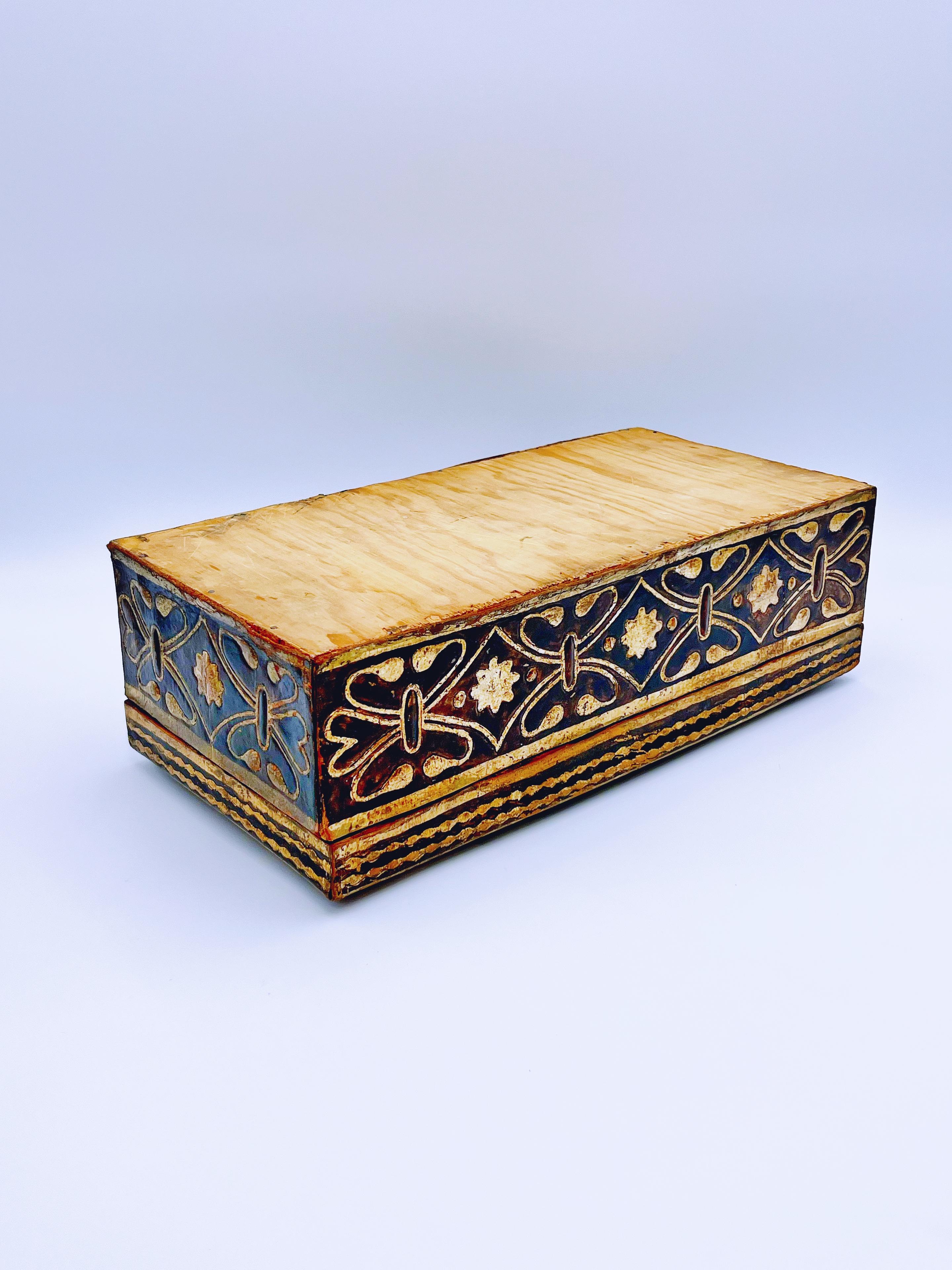 18/1900s “Prince & Princess” cordovan/gold leather box For Sale 2