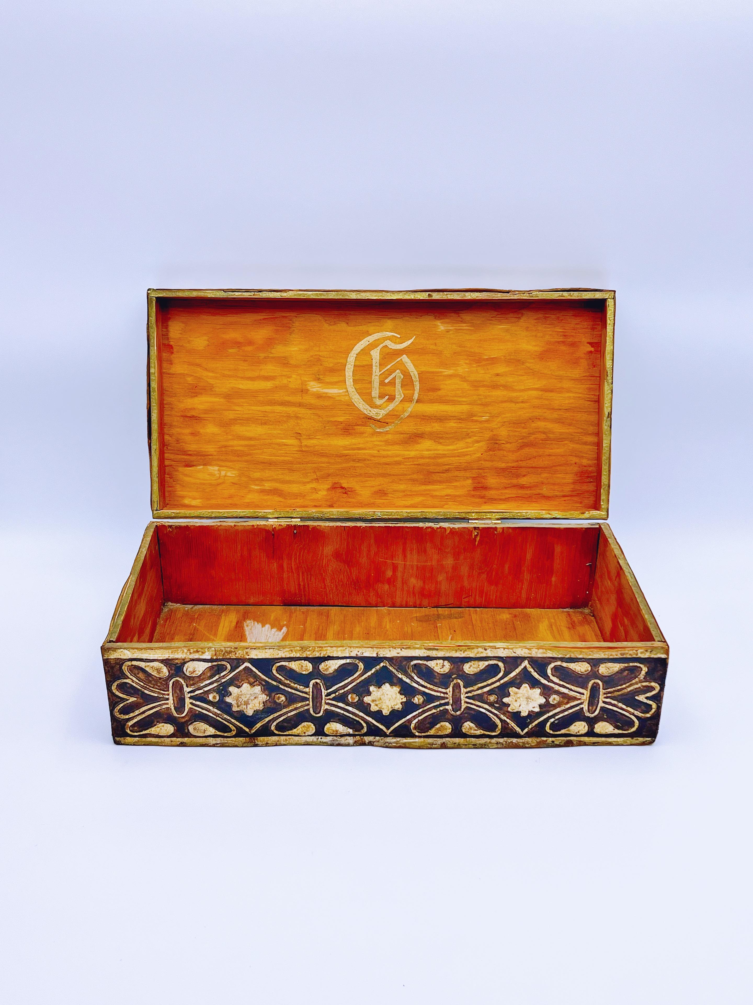 18/1900s “Prince & Princess” cordovan/gold leather box For Sale 1