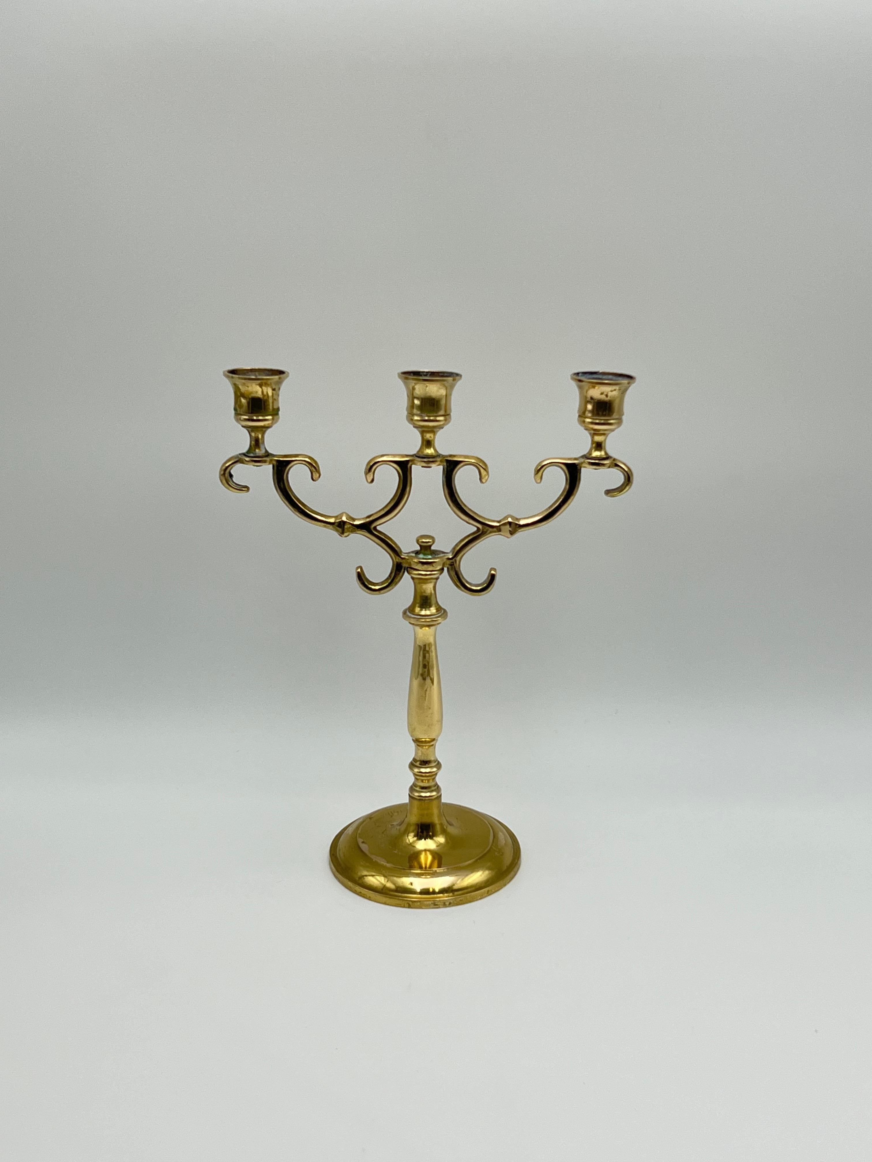 Splendido candelabro Regency antico in ottone/bronzo massiccio della seconda metà del XIX secolo/inizio del XX secolo.  

Condit: Condizioni vintage/antiche molto buone, con alcuni segni di usura e patina dovuti all'età.

