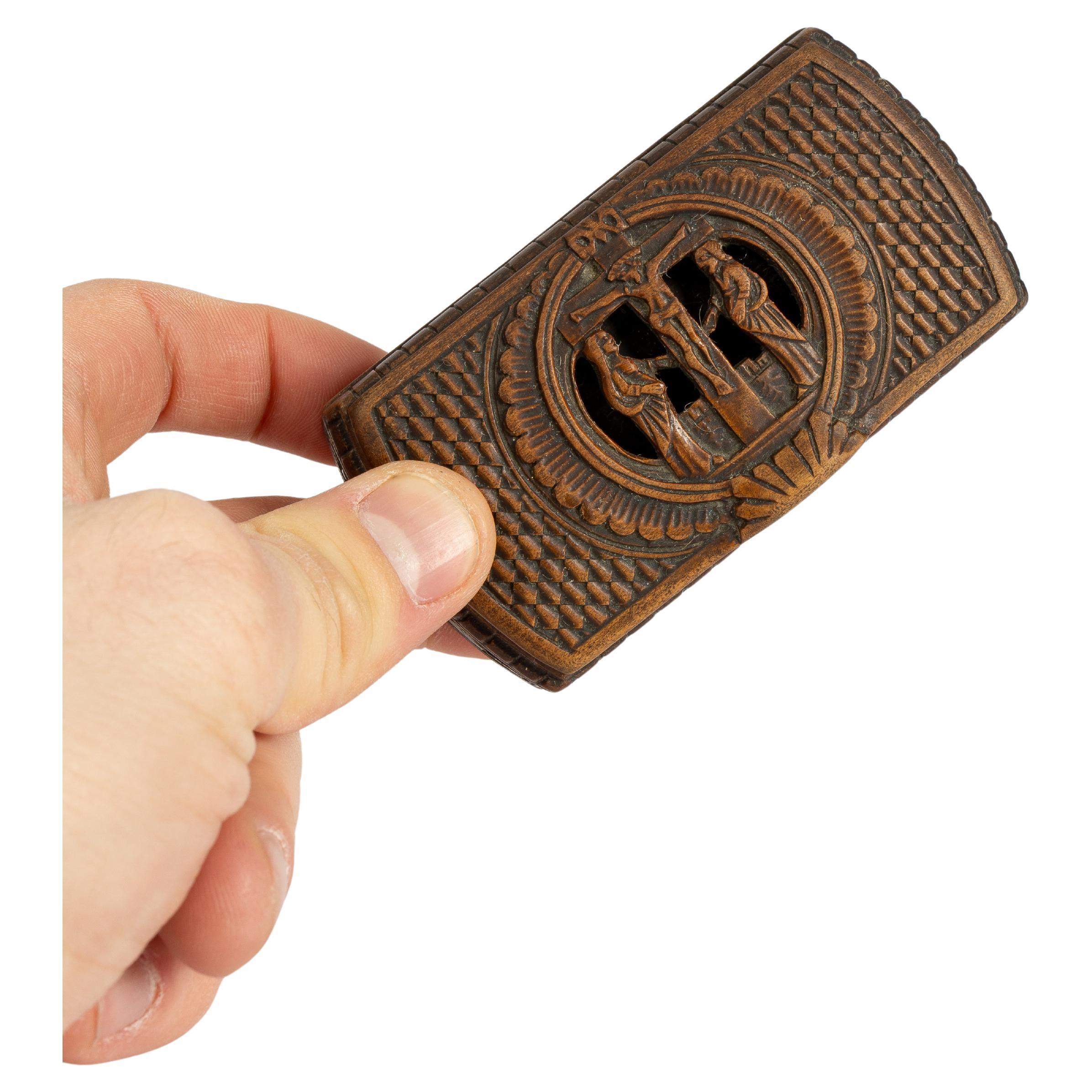 18/19th cent. Snuff box in solid wood with crucifixion For Sale