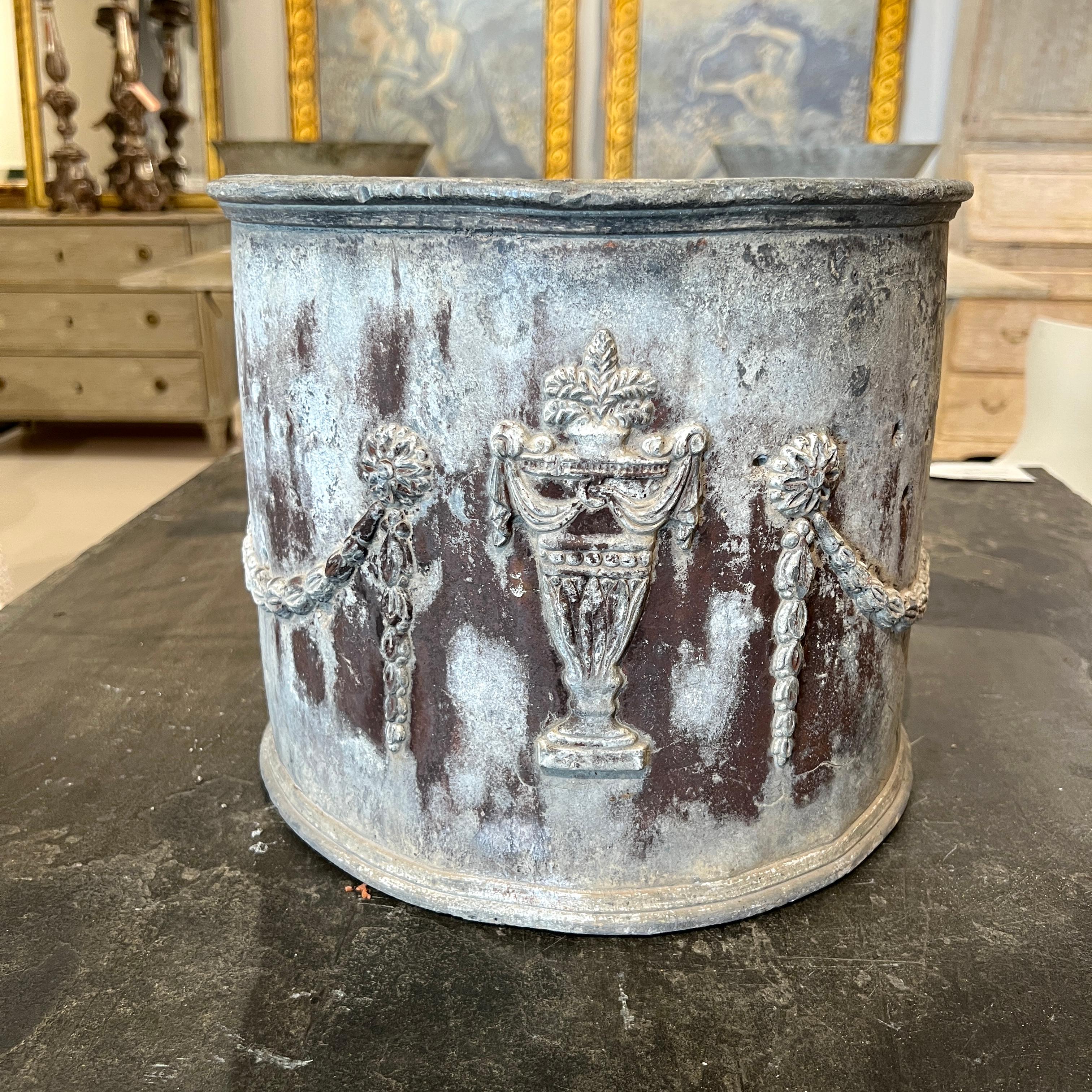 Anglais Paire de jardinières en plomb avec relief d'amphores et de guirlandes, 18/19e siècle, Angleterre en vente