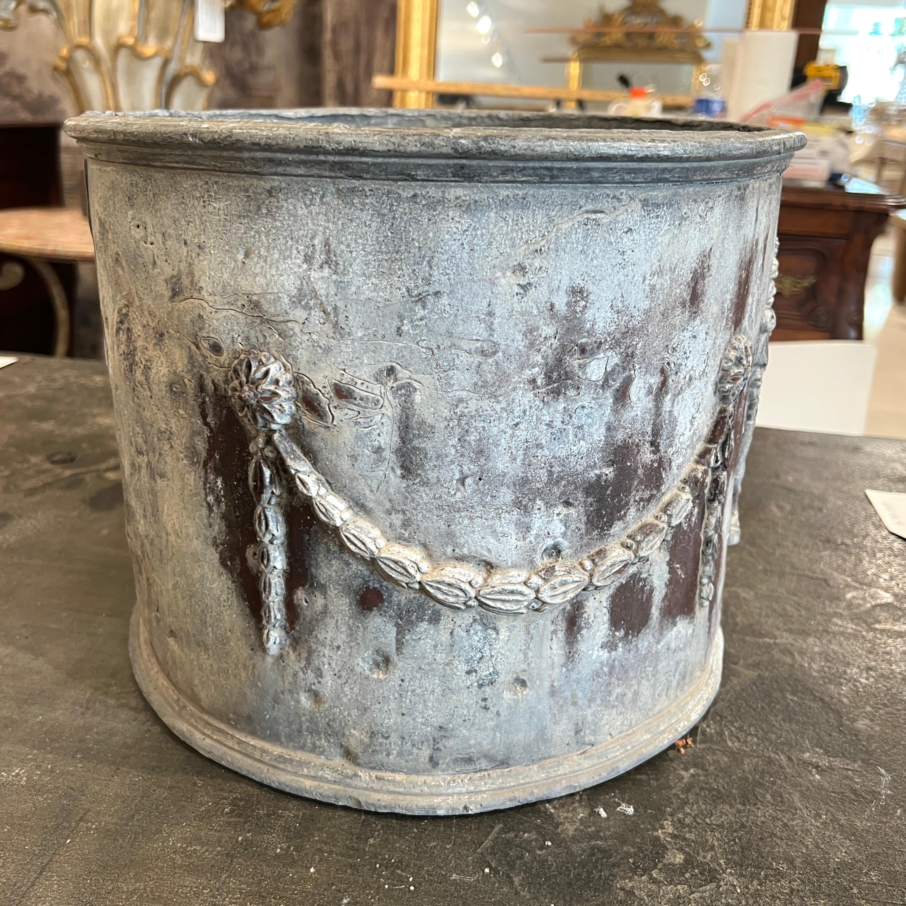 Paire de jardinières en plomb avec relief d'amphores et de guirlandes, 18/19e siècle, Angleterre État moyen - En vente à New Orleans, LA