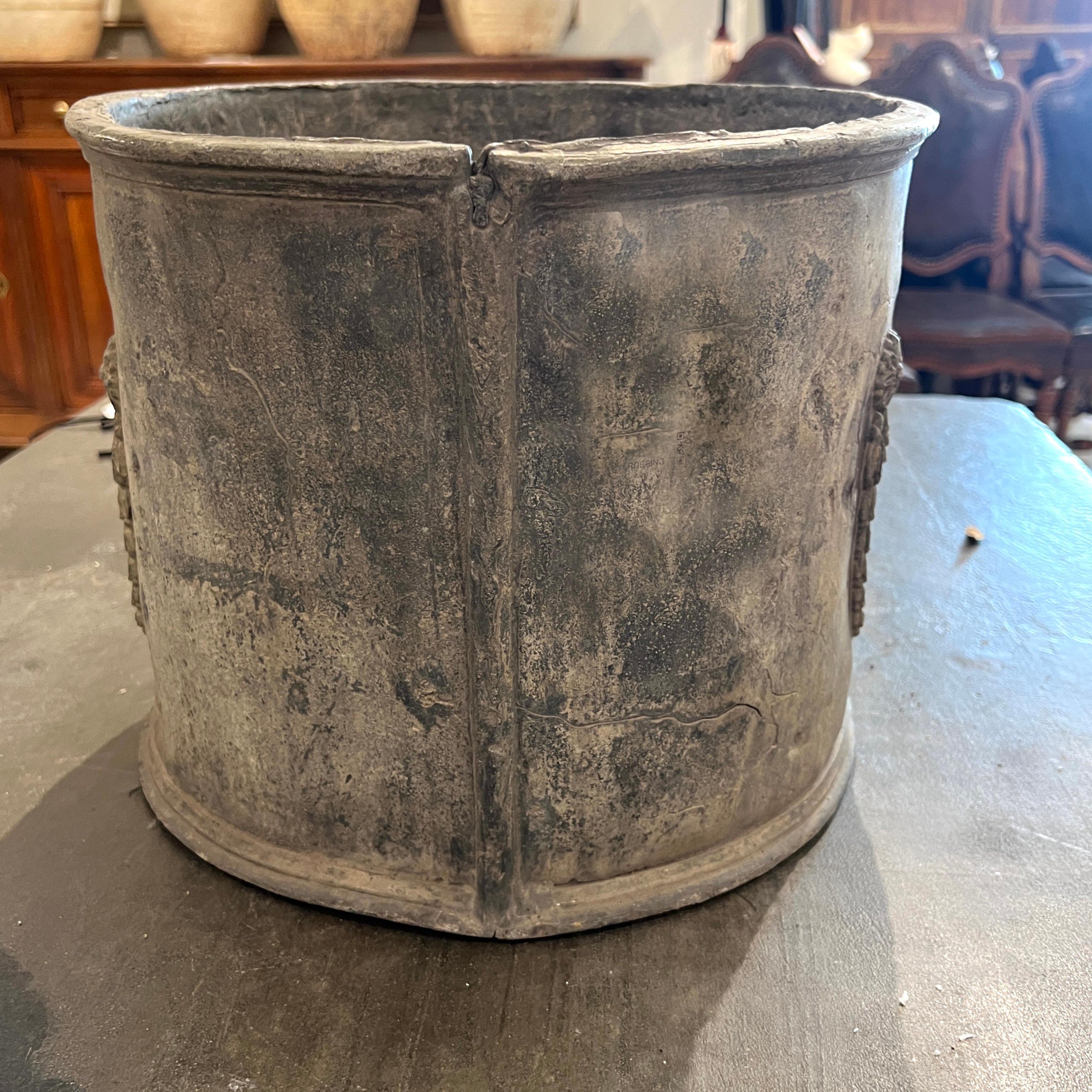 XIXe siècle Paire de jardinières en plomb avec relief d'amphores et de guirlandes, 18/19e siècle, Angleterre en vente