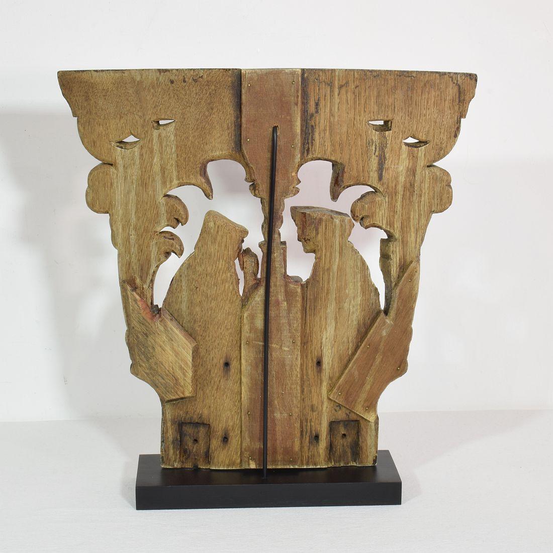 18th / 19th Century French Weathered Oak Capital with Figures In Good Condition In Buisson, FR