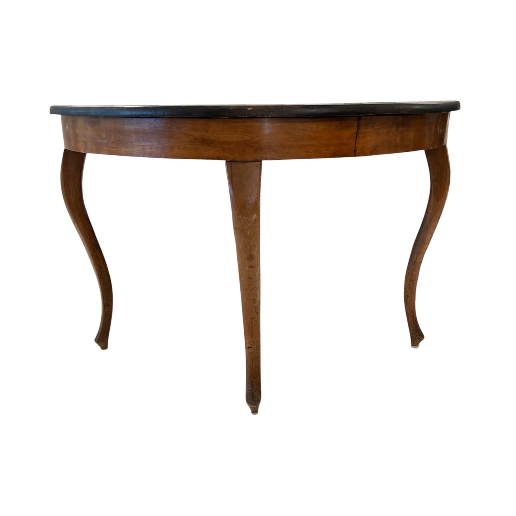 Ein anmutiges Paar Demilunentische aus schwedischem Nussbaum mit reicher Patina, elegant geschwungenen Fronten und Cabriole-Beinen - perfekt, um einen Eingangsbereich zu flankieren oder einen raffinierten runden Mitteltisch zu bilden.