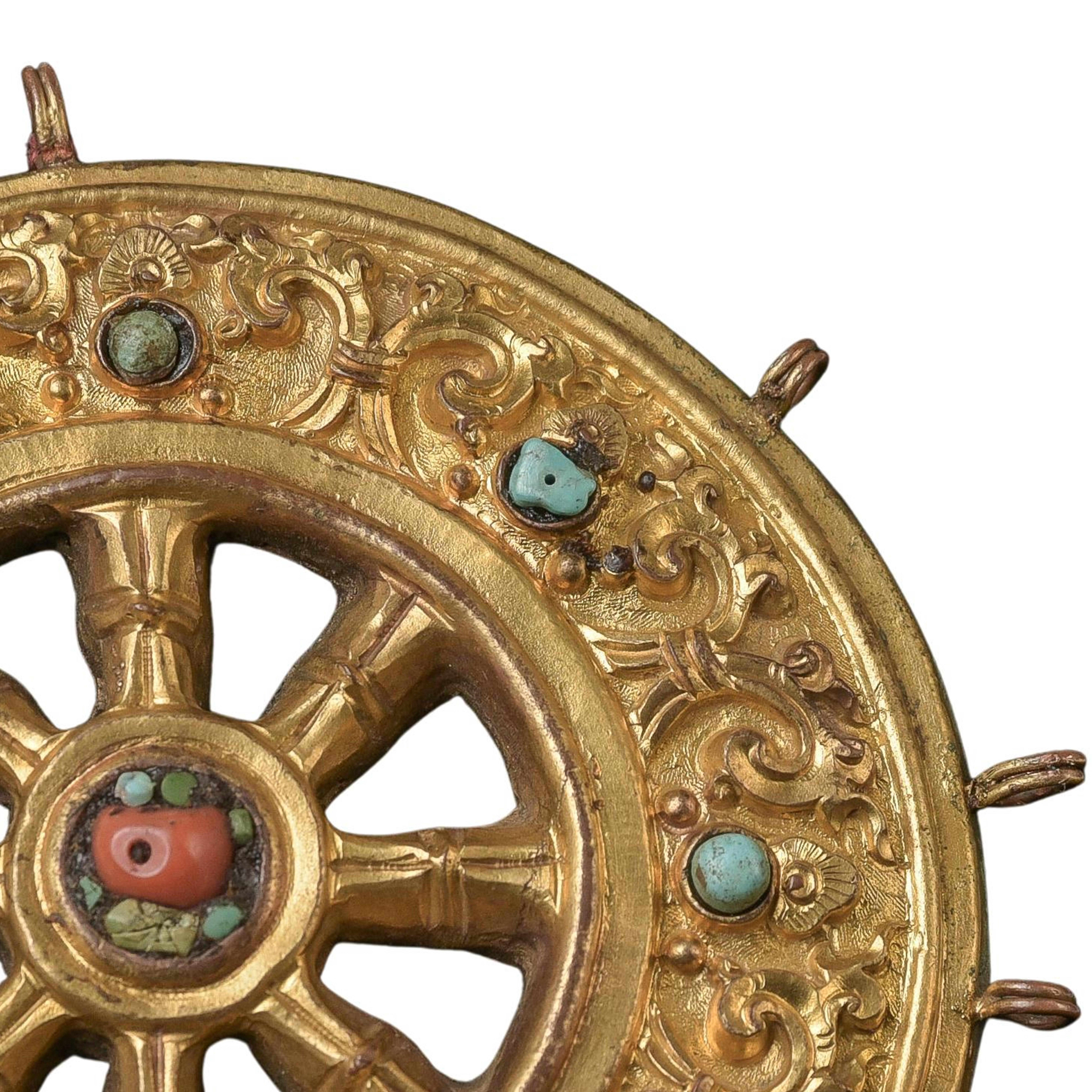 XVIIIe siècle et antérieur 18 /19 siècle Roue de la loi tibétaine en cuivre doré ( 5 