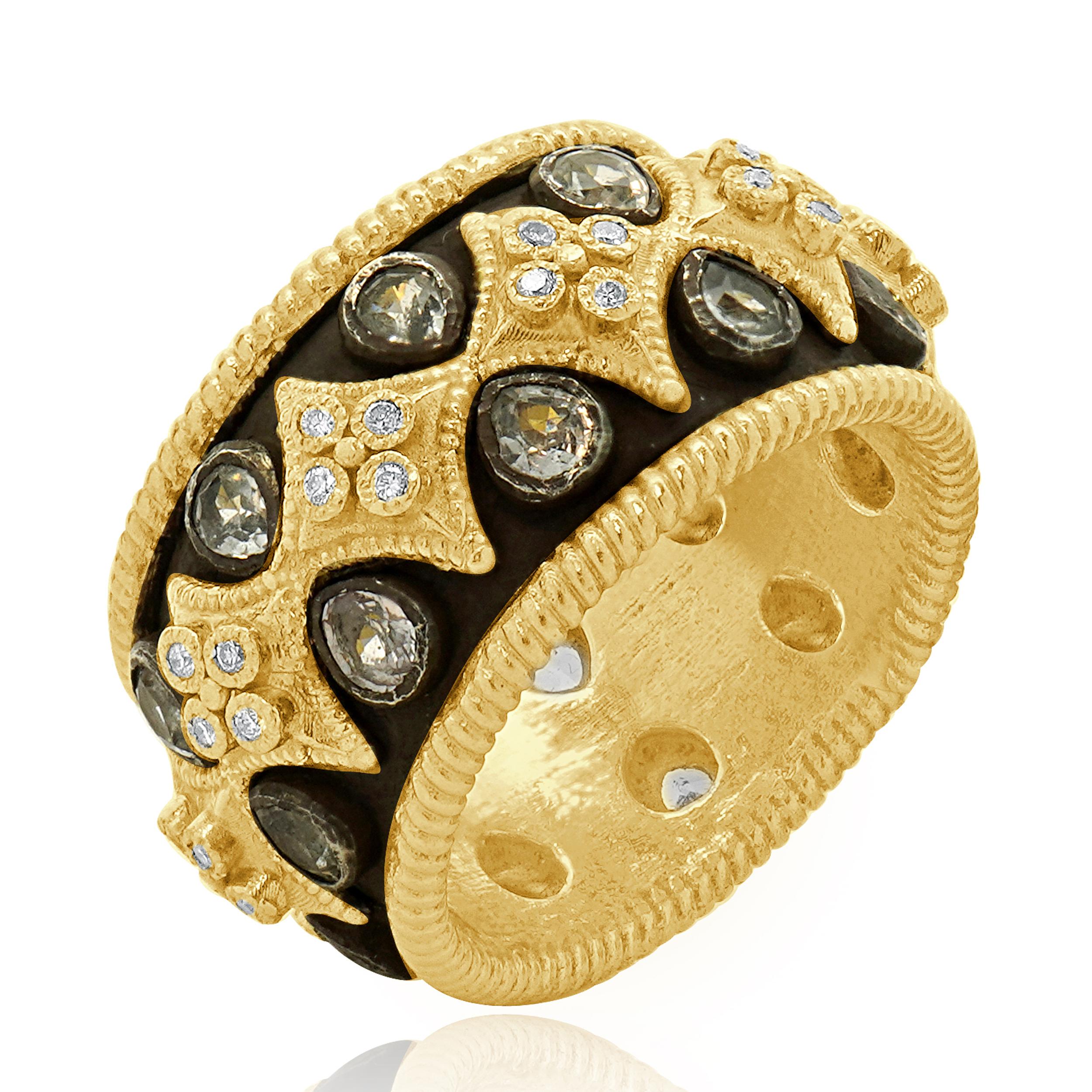 Designer: Armenta
MATERIAL: 18K-22K Gelbgold und Sterlingsilber
Diamant: 40 runde Diamanten im Brillantschliff = 0,20cttw
Farbe: G
Klarheit: SI1
Weißer Saphir: 20 Rundschliffe = 1,60cttw
Ring Größe: 6.5
Gewicht: 15,77 Gramm