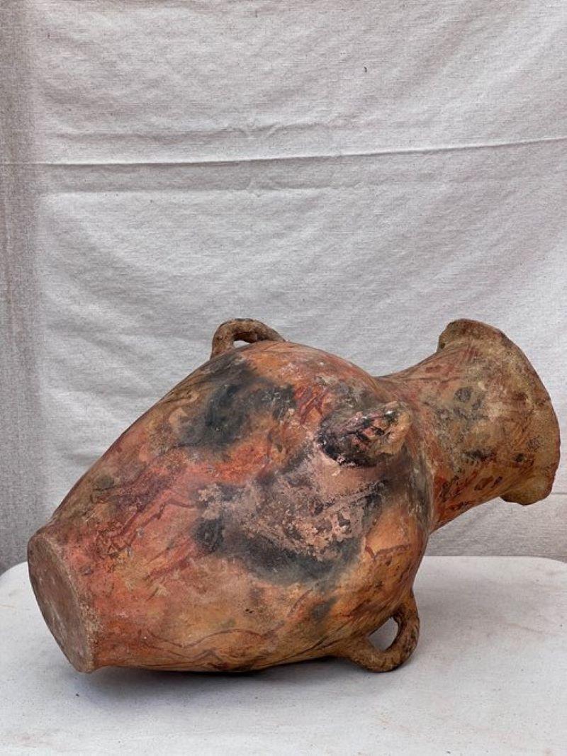 Ancien vase chinois, peut-être de la culture majiayao, en céramique néolithique, peint à la main de motifs géométriques, avec quatre anses moulées entourant l'épaule, avec un bord évasé et effilé.  (n'est pas accompagné d'une lettre d'authenticité