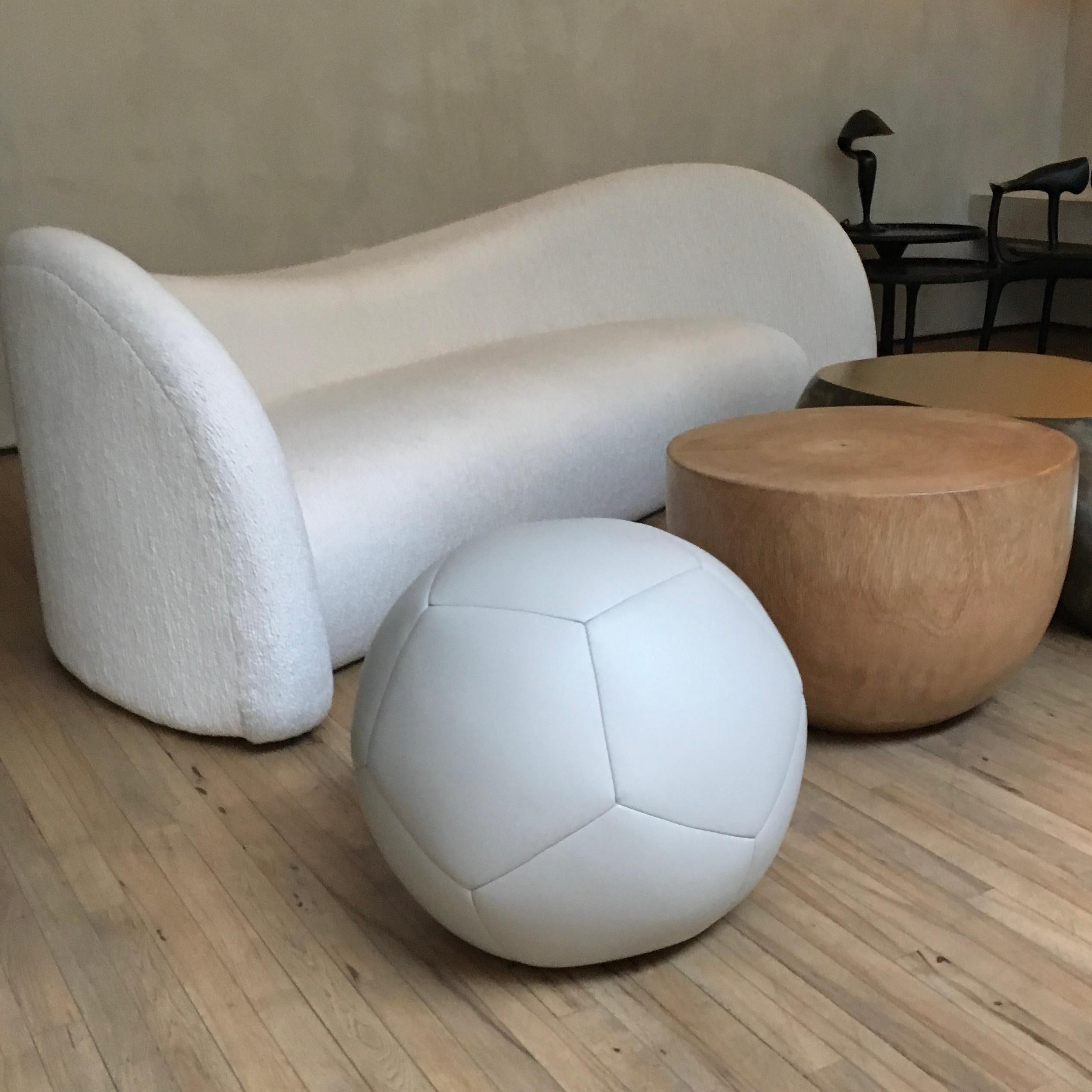 Fait main Round Ball Ottoman in Caramel Leather by Moses Nadel en vente