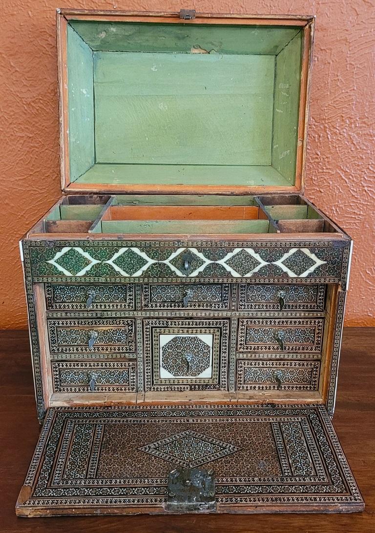 Mini-armoire Vargueno indo-portugaise de 18 carats en vente 2