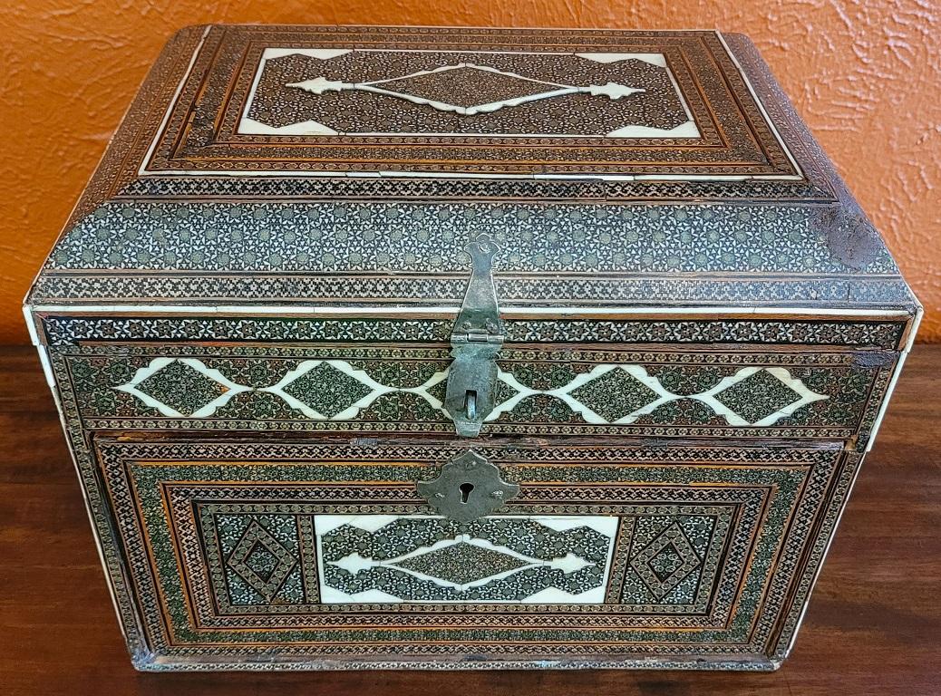 Mini-armoire Vargueno indo-portugaise de 18 carats en vente 9