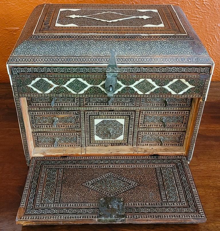 Presenting a fabulously rare 18c Indo-Portuguese Vargueno mini cabinet.

Extremely rare, highly important and desirable colonial piece !

It is an Indo-Portuguese Vargueno mini cabinet, circa 1780, with strong Persian influences.

Vargueno’s