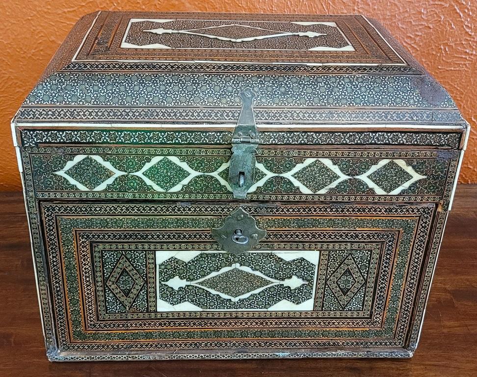 Indien Mini-armoire Vargueno indo-portugaise de 18 carats en vente