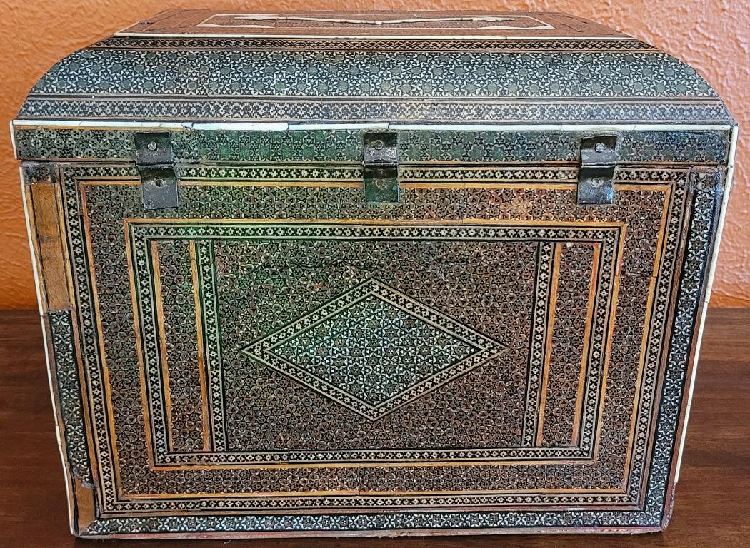 Mosaïque Mini-armoire Vargueno indo-portugaise de 18 carats en vente