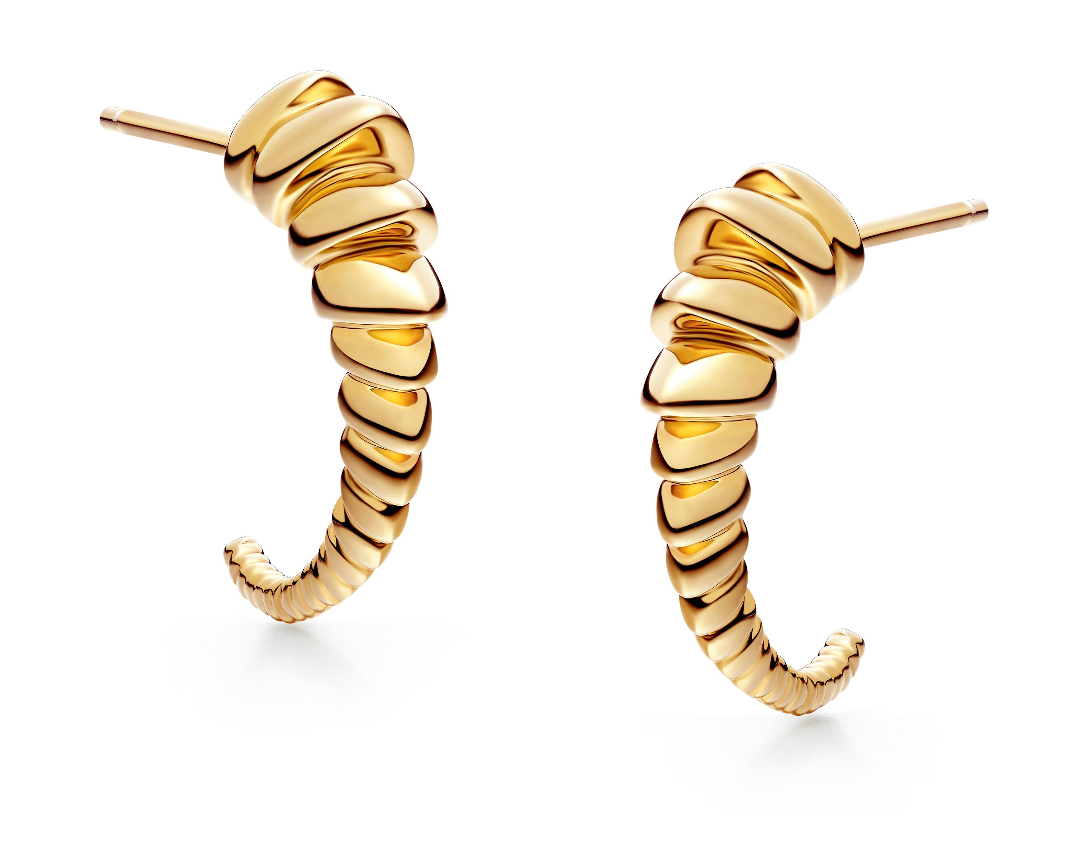 18K gold suite from our Nova 02 Collection. The beautifully segmented designs highlight bold characteristics. 