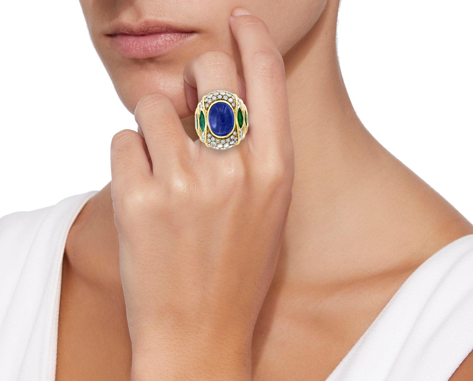 18 Carat Blue Sapphire Cabochon and Diamond 18 Karat Gold Ring In Excellent Condition For Sale In New York, NY