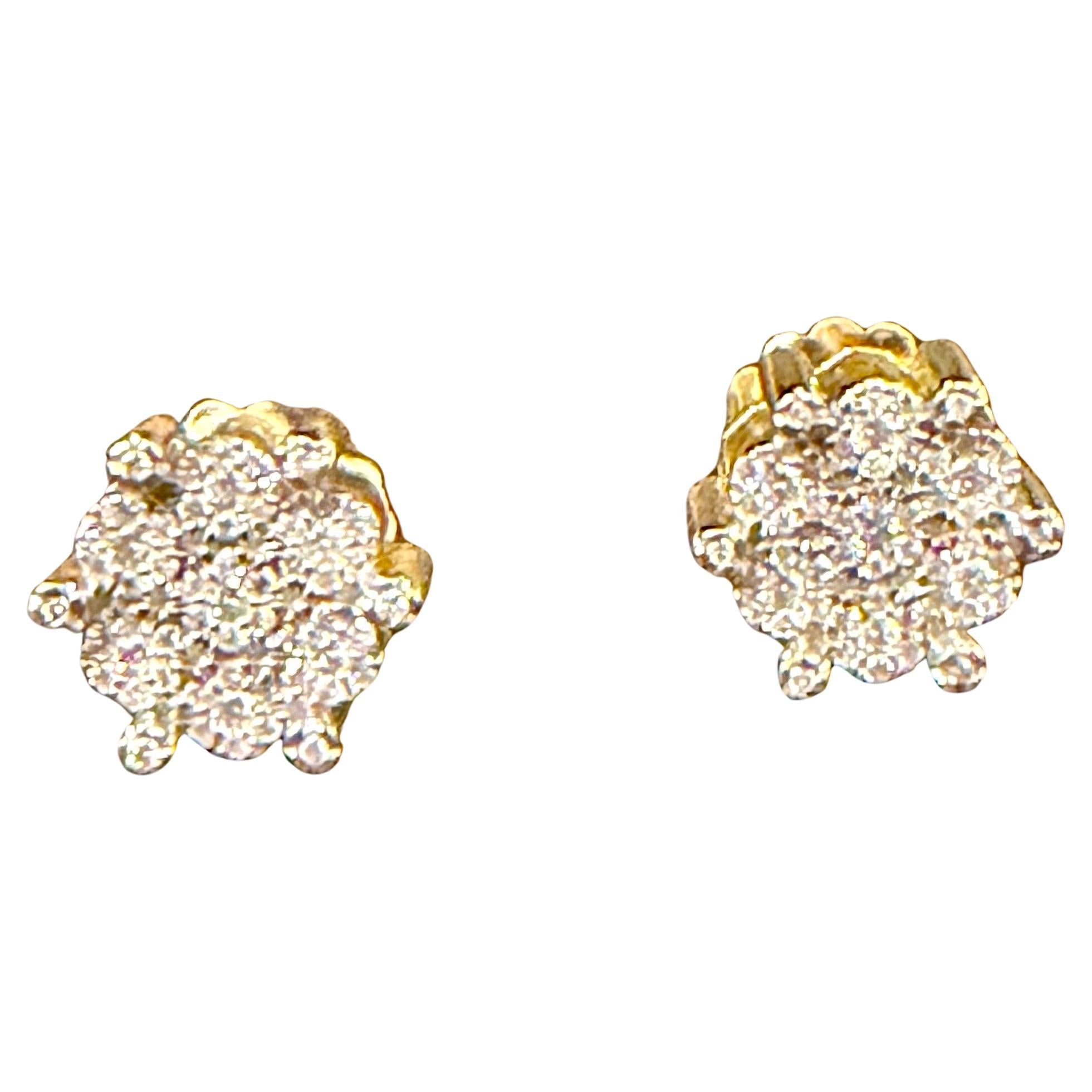Uno stile dolce e brillante per ogni giorno della settimana. Questi orecchini a perno sbocciano grappoli di  1,8Ct. di peso totale di diamanti rotondi a taglio brillante. Incastonato in giallo 18 KT  oro. Orecchini a perno, con diamanti a grappolo