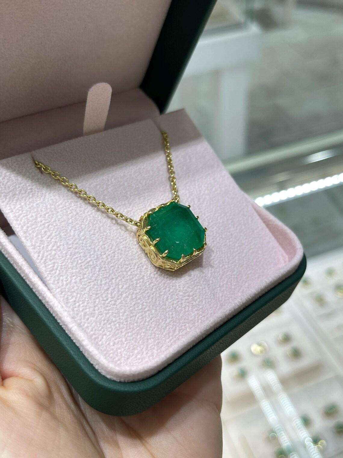 18 Carati Smeraldo Colombiano Taglio Asscher Ciondolo Collana Vintage Georgiana in vendita 5