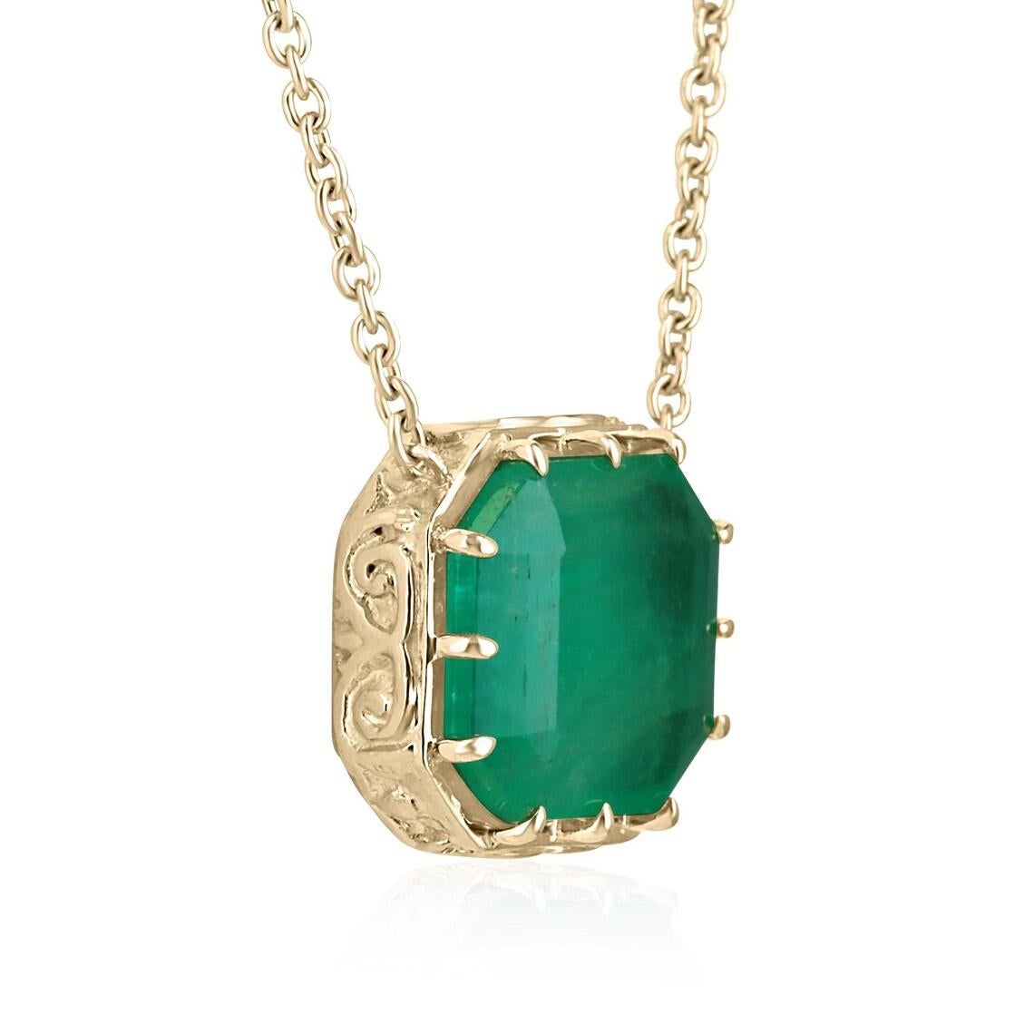 Questa collana con ciondolo mostra un impressionante smeraldo colombiano da 18 carati, sapientemente sfaccettato in un sorprendente taglio Asscher e fissato in una montatura a più punte in stile georgiano di ispirazione vintage. La gemma emana