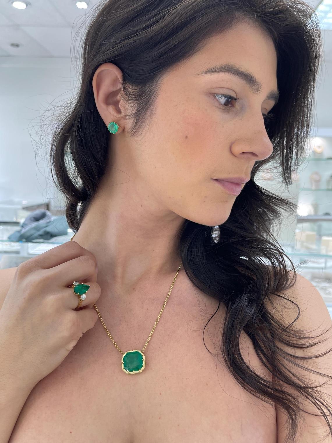 Edoardiano 18 Carati Smeraldo Colombiano Taglio Asscher Ciondolo Collana Vintage Georgiana in vendita