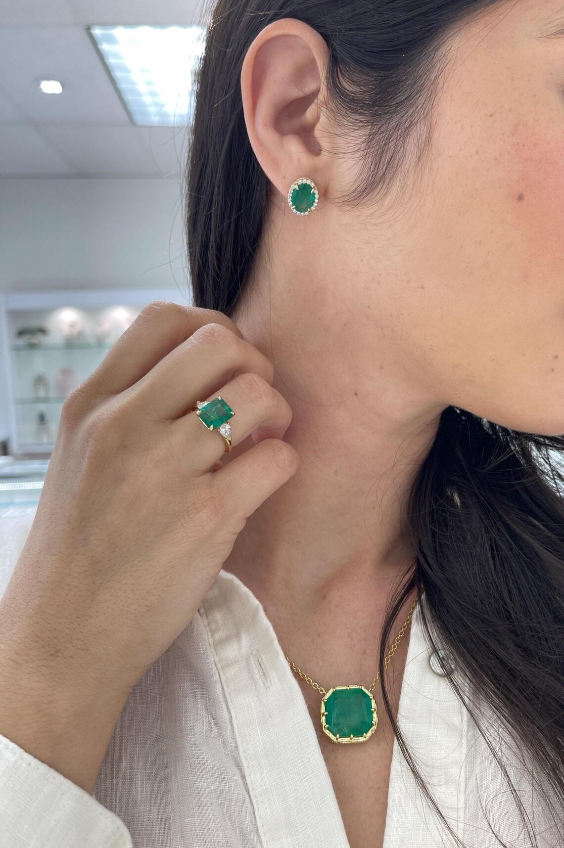 Donna 18 Carati Smeraldo Colombiano Taglio Asscher Ciondolo Collana Vintage Georgiana in vendita
