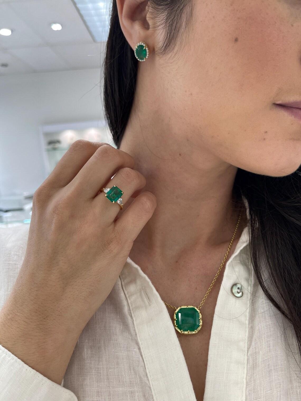 18 Carati Smeraldo Colombiano Taglio Asscher Ciondolo Collana Vintage Georgiana in vendita 1