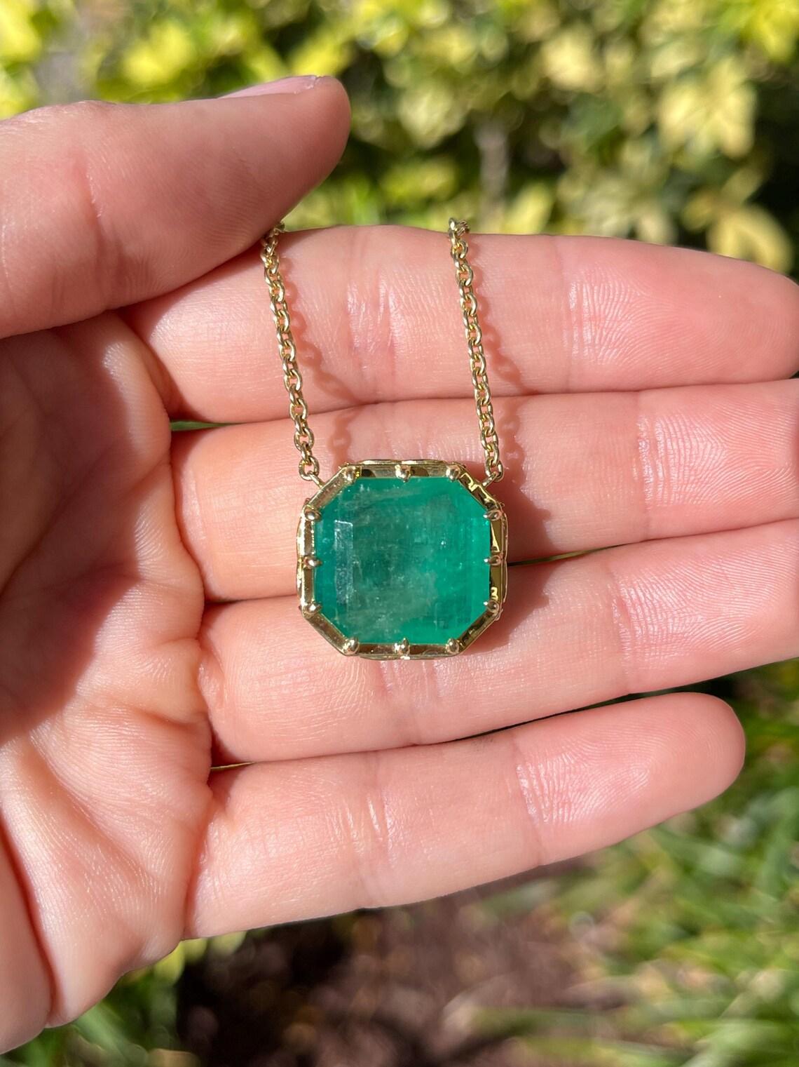 18 Carati Smeraldo Colombiano Taglio Asscher Ciondolo Collana Vintage Georgiana in vendita 2