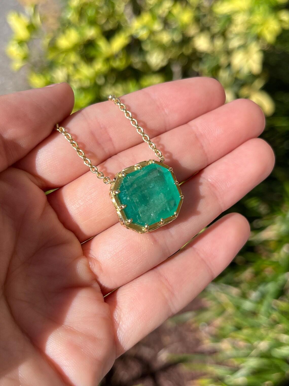 18 Carati Smeraldo Colombiano Taglio Asscher Ciondolo Collana Vintage Georgiana in vendita 3