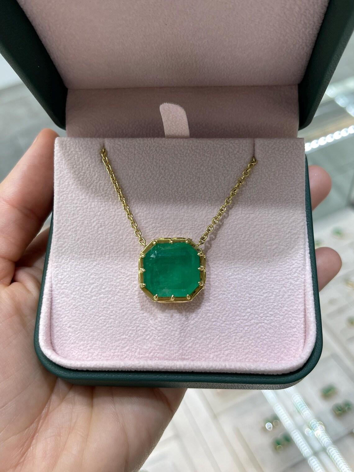 18 Carati Smeraldo Colombiano Taglio Asscher Ciondolo Collana Vintage Georgiana in vendita 4