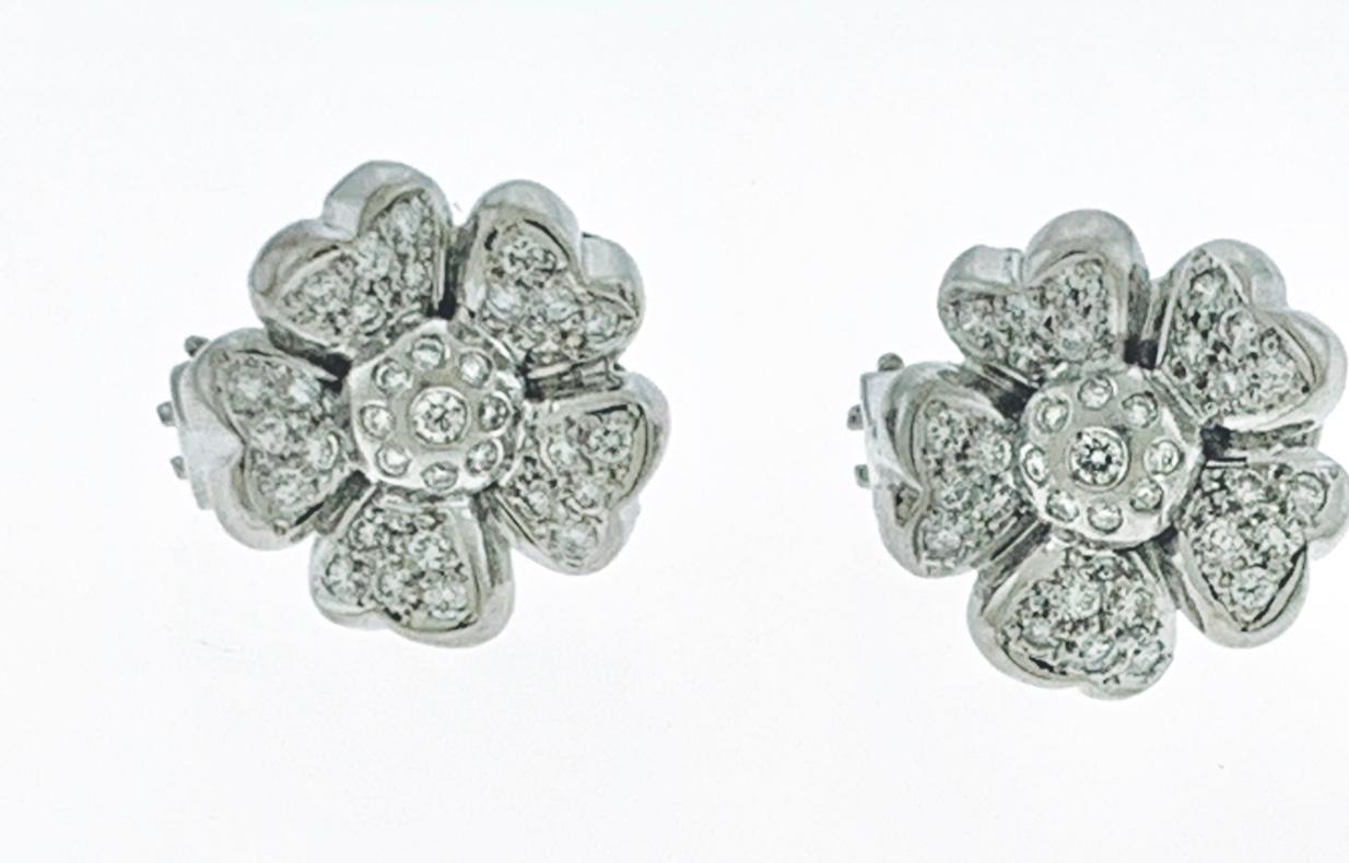 A fabulous pair of earrings with an enormous amount of look and sparkle!
1.8 carats diamonds set in solid 18 Karat White Gold with omega backs.
Cluster earrings, 5 petal surrounding a center cluster to give shape of beautiful flower.
18 K Gold 13