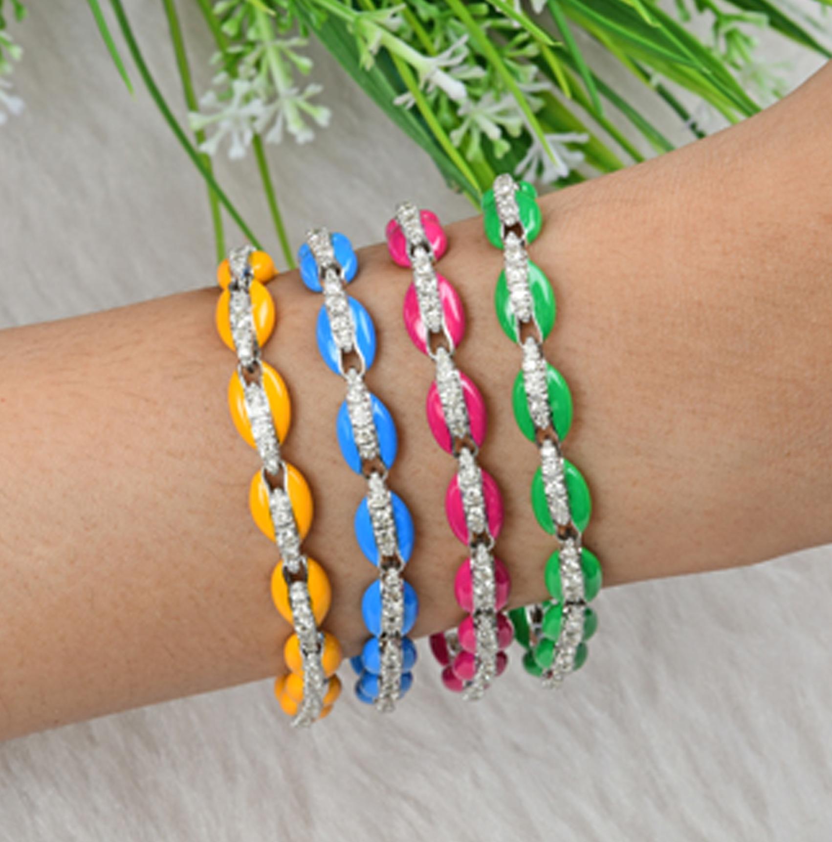 1.8 Carat Diamond Green Enamel Cowrie Shell Bracelet 10 Karat White Gold Jewelry In New Condition For Sale In Diera, Dubai