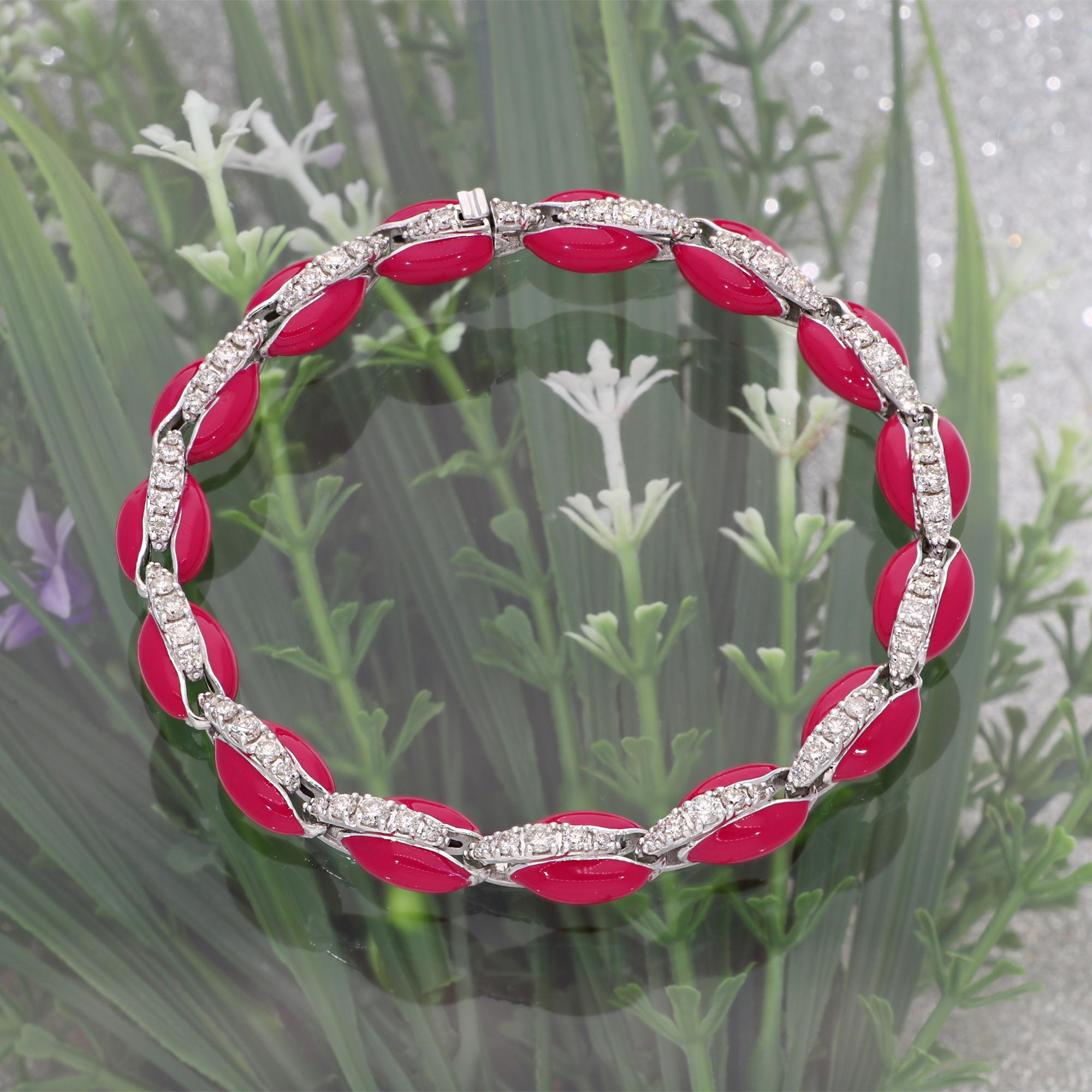 Taille baguette Bracelet en or blanc 10 carats avec émail rouge et coquille de vache et diamants de 1,8 carat en vente