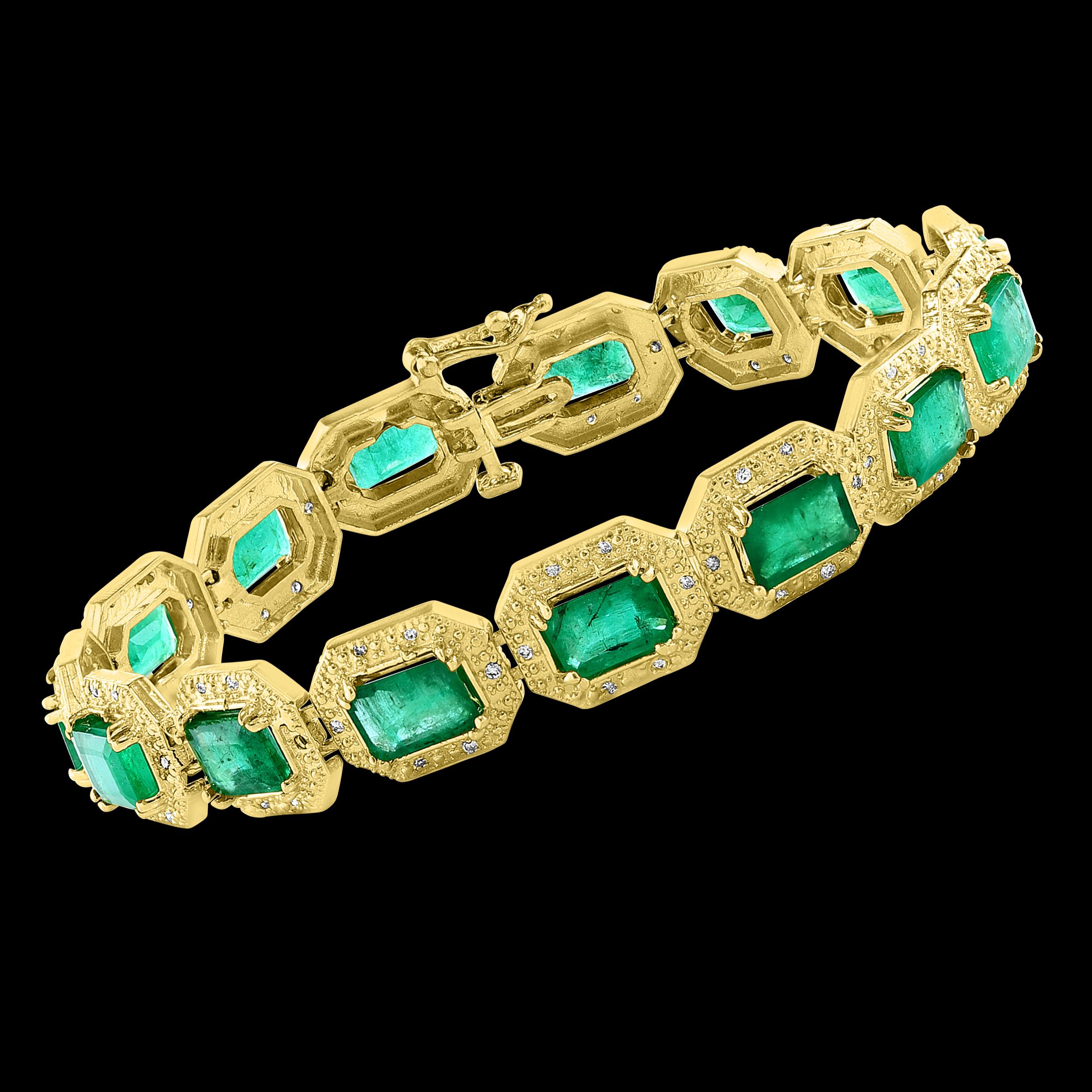 Ungefähr 18 Karat Smaragdschliff Smaragde & Diamant-Tennis-Armband 14 Karat Gelbgold 7 & 1/2 Zoll
Dieses außergewöhnlich erschwingliche Tennisarmband hat 18 Steine aus natürlichen Smaragden im Smaragdschliff
Smaragde sind brasilianische und Qualität