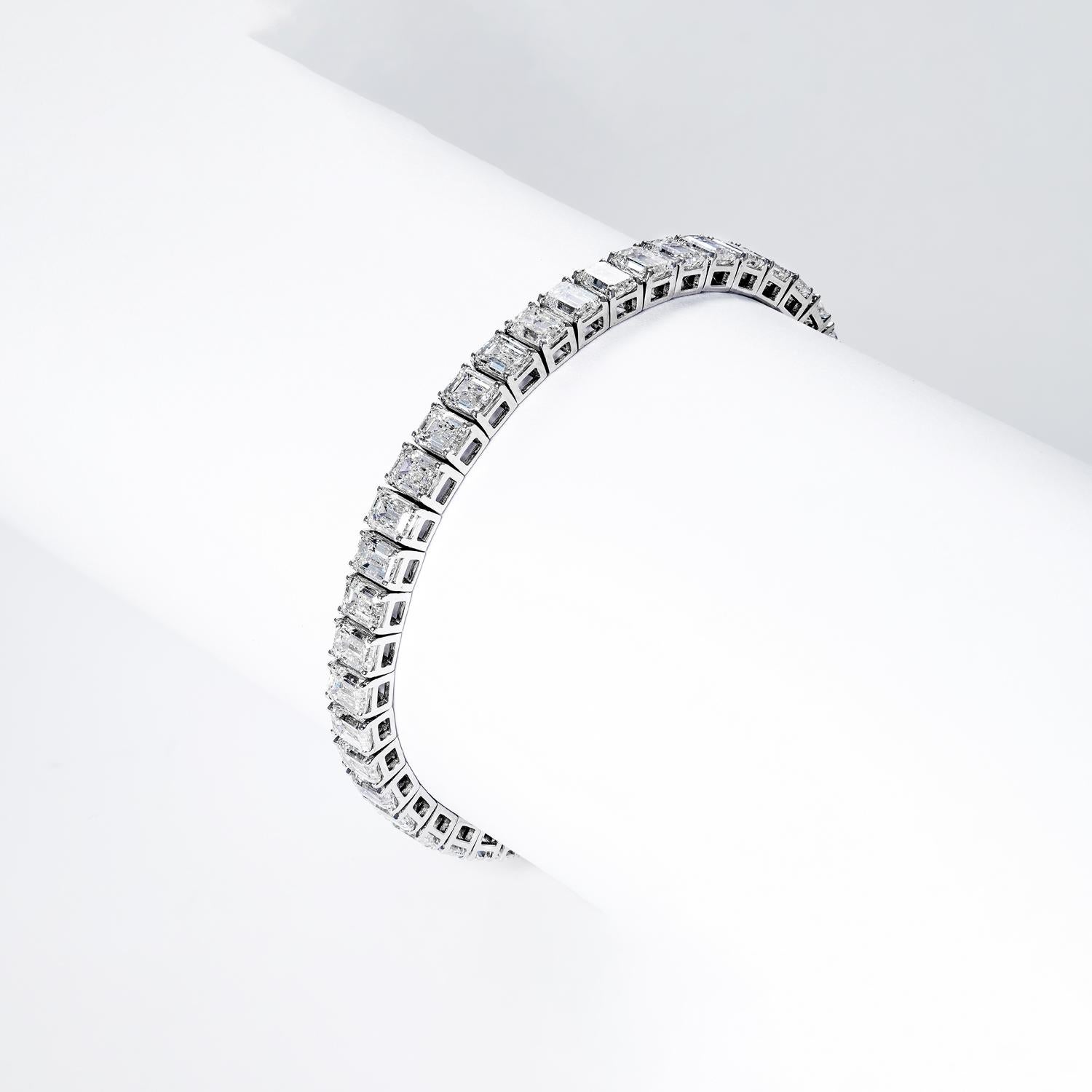 18 Carat Emerald Cut Single Row Diamond Tennis Bracelet Certified In New Condition For Sale In New York, NY