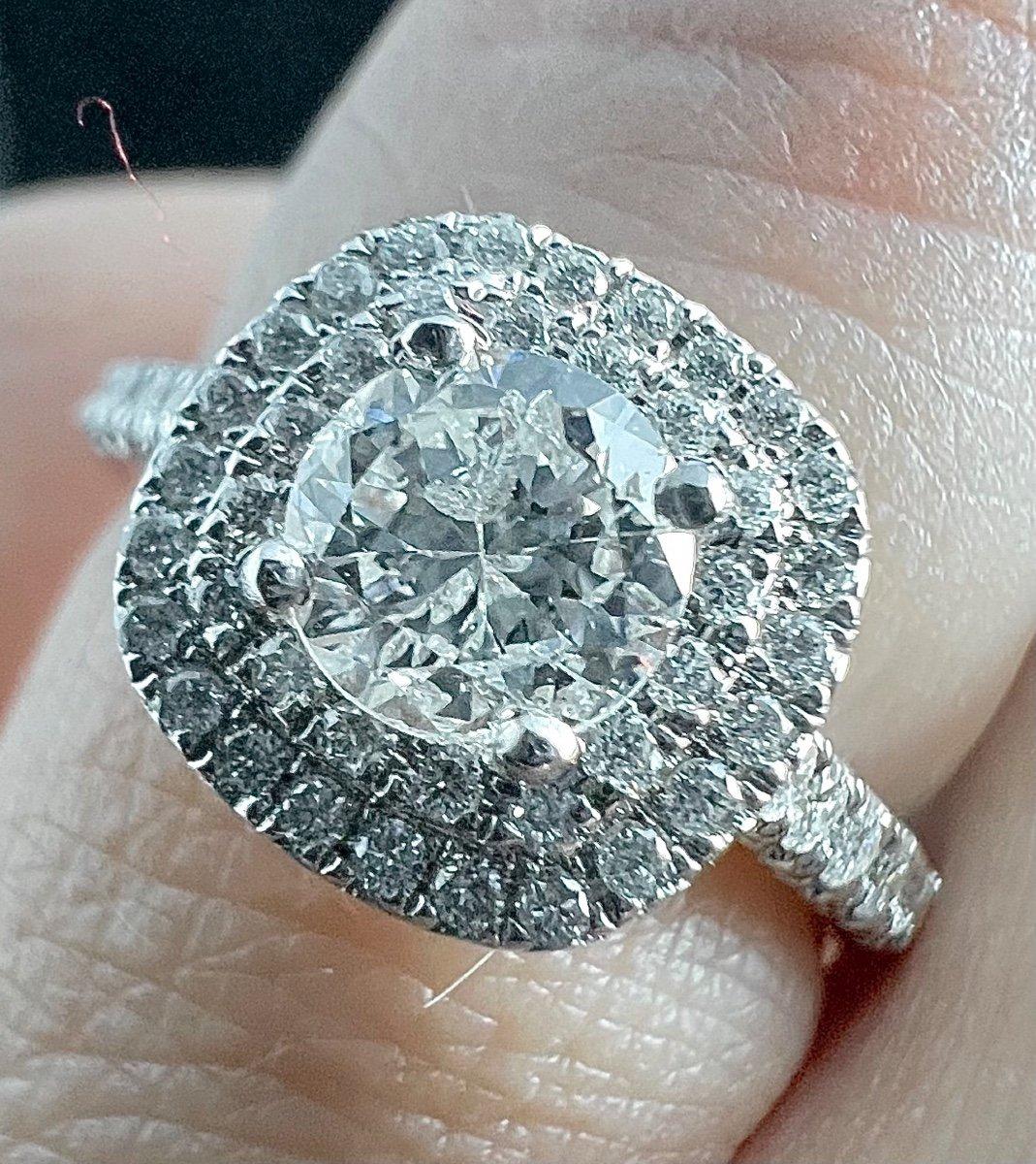 Round Cut 18 carat Engagement gold ring, 0.94 carat Diamond and Brilliants
