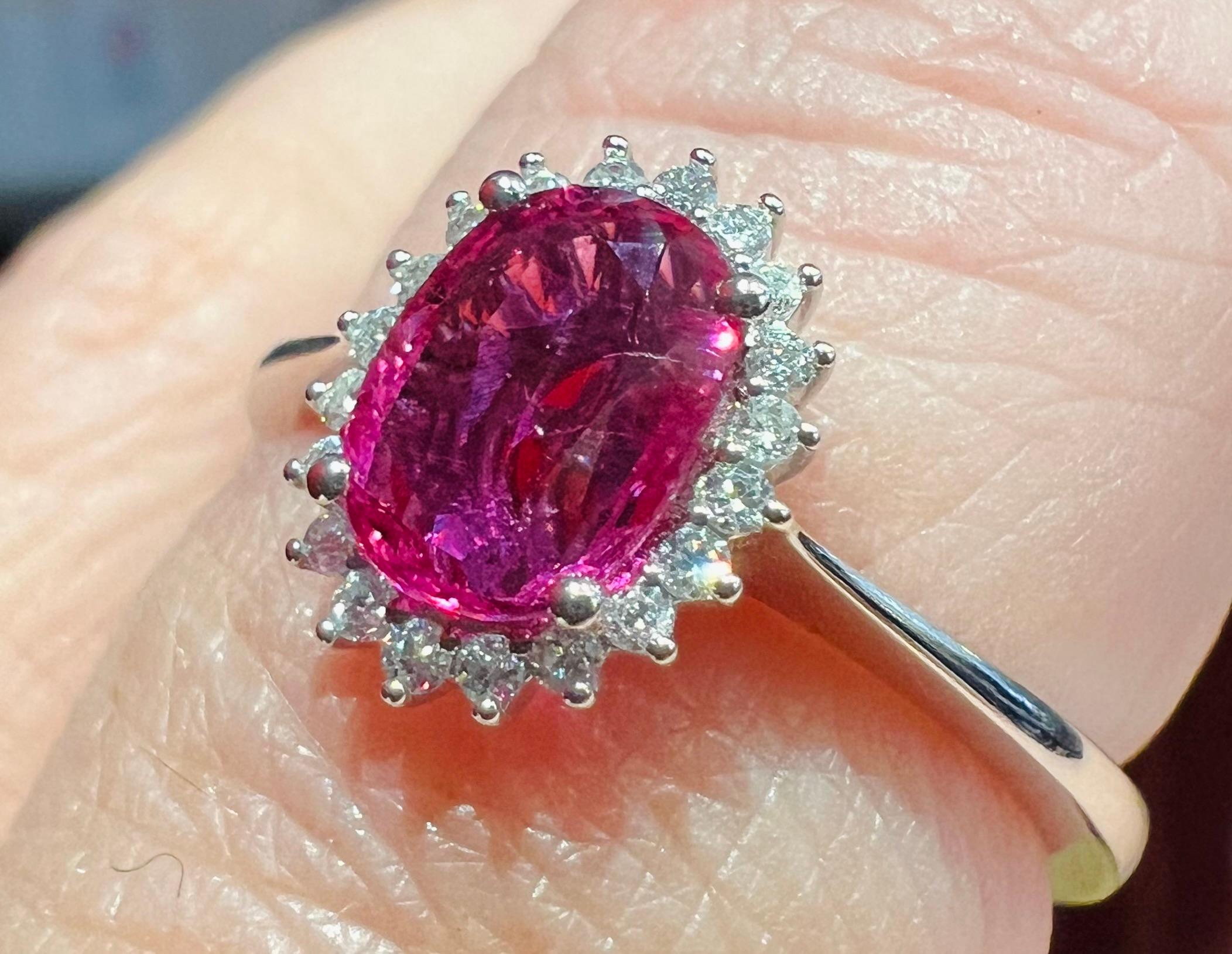 Bague de fiançailles 18 carats sertie d'un saphir rose entouré de diamants en vente 12