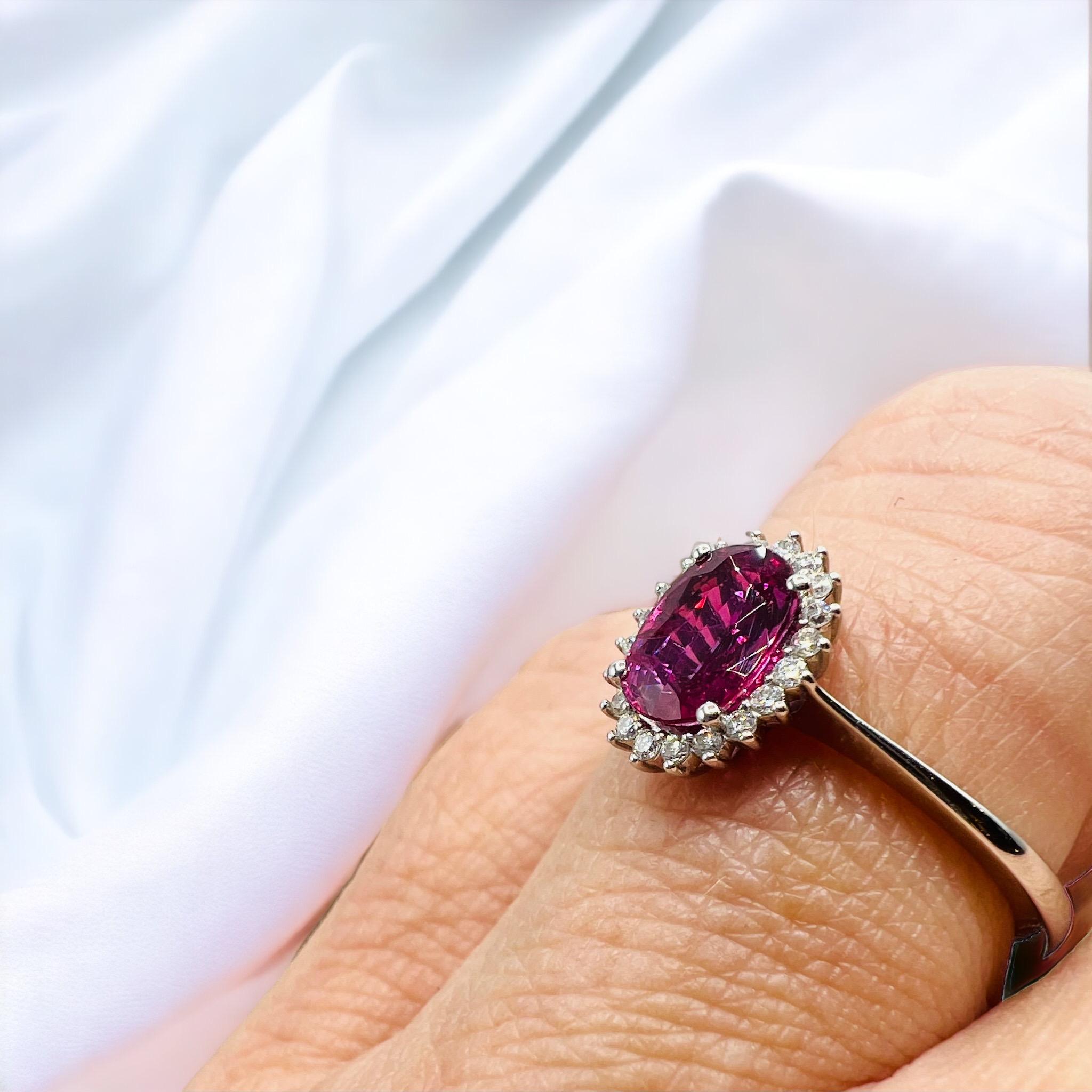 18 Carat Engagement Ring Set Pink Sapphire Surrounded by Diamonds In Good Condition For Sale In SAINT-OUEN-SUR-SEINE, FR