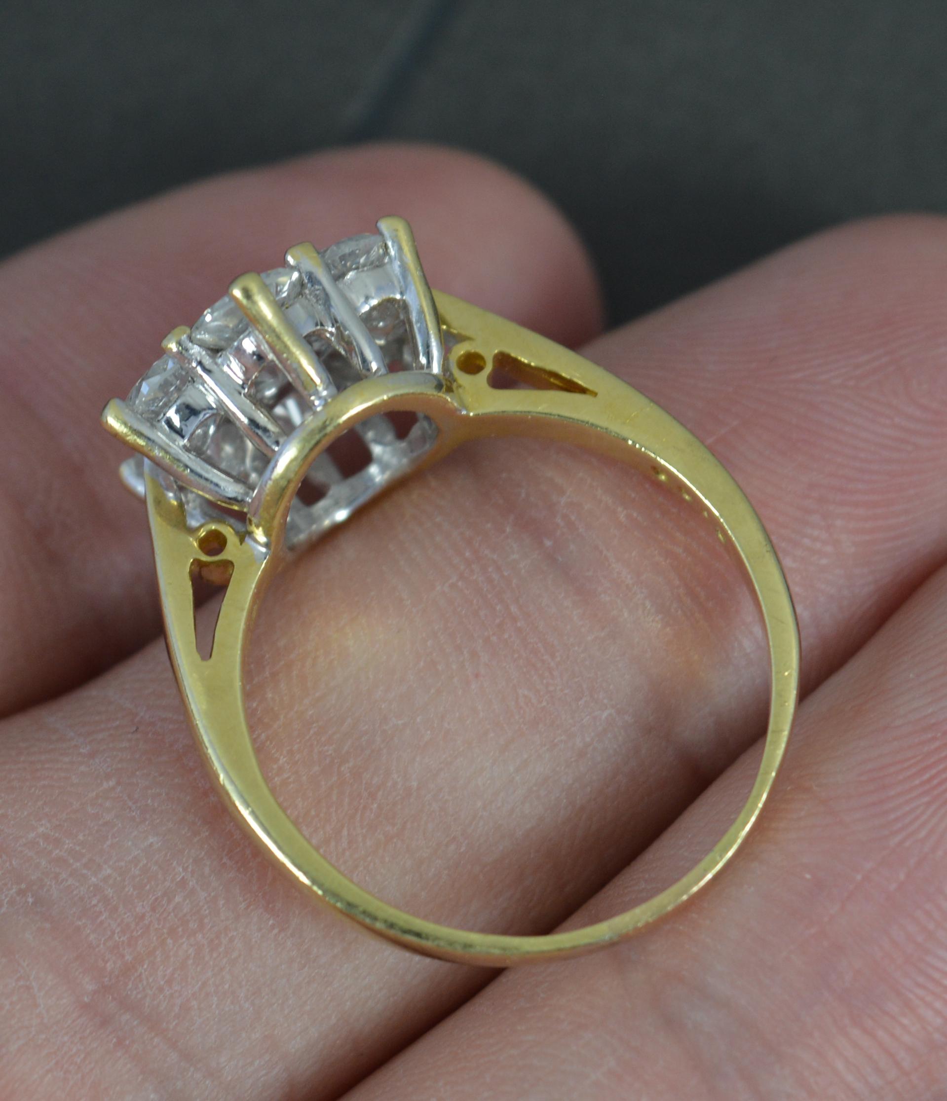 18 Karat Gold und 2,00 Karat Diamant Gänseblümchen-Cluster-Ring (Rundschliff) im Angebot