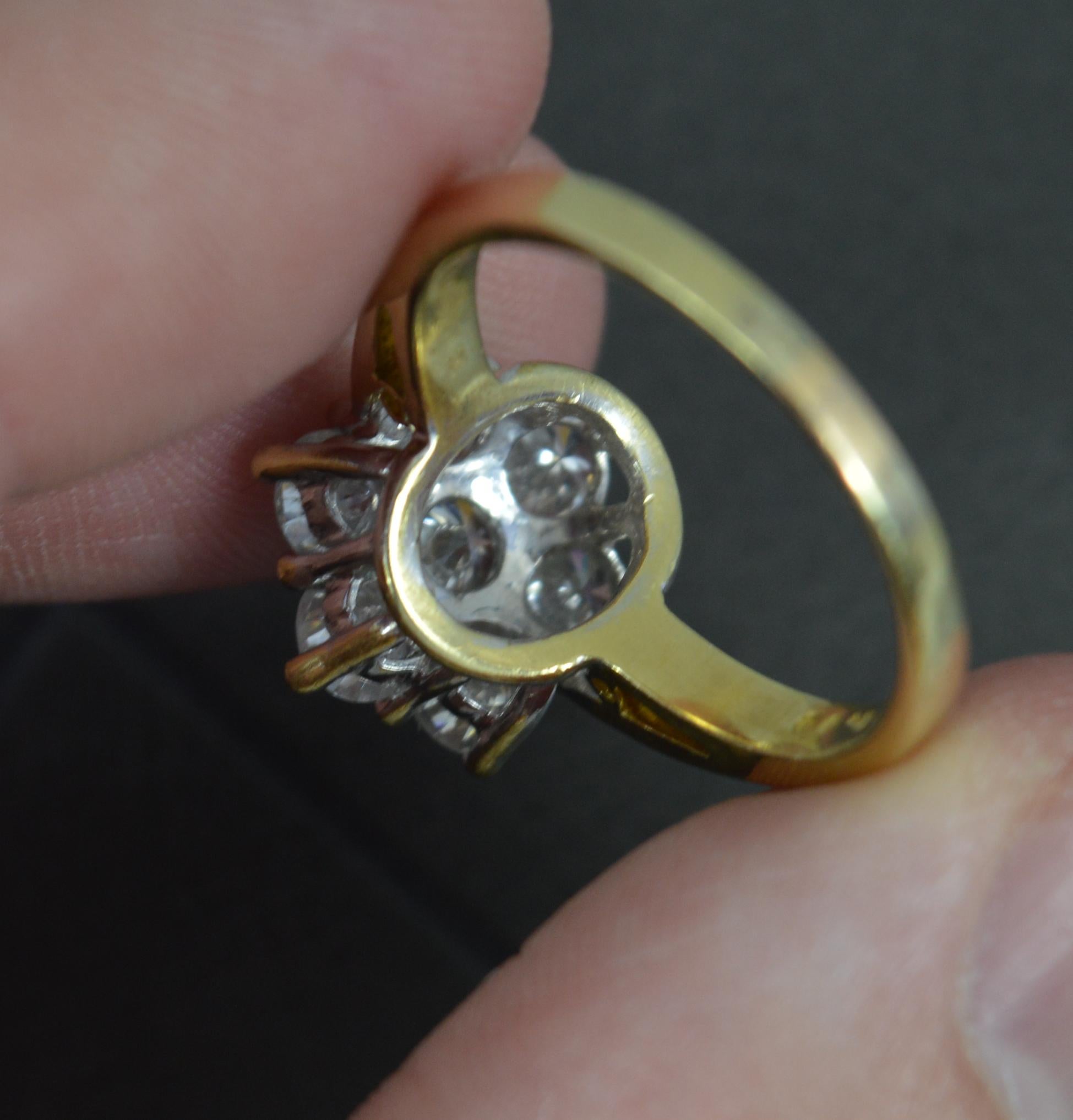 18 Karat Gold und 2,00 Karat Diamant Gänseblümchen-Cluster-Ring im Zustand „Hervorragend“ im Angebot in St Helens, GB