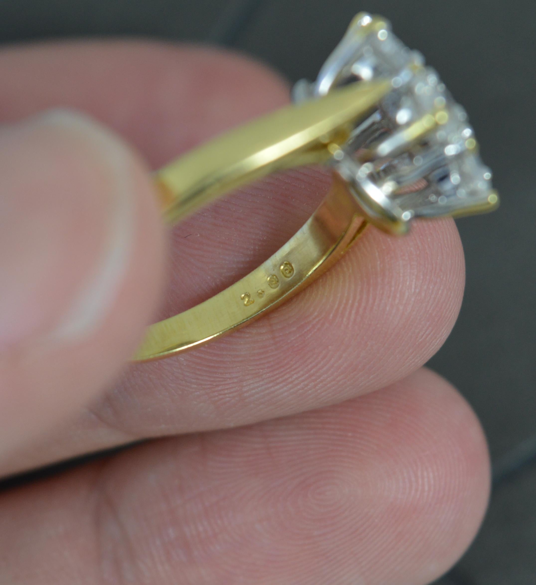 18 Karat Gold und 2,00 Karat Diamant Gänseblümchen-Cluster-Ring Damen im Angebot