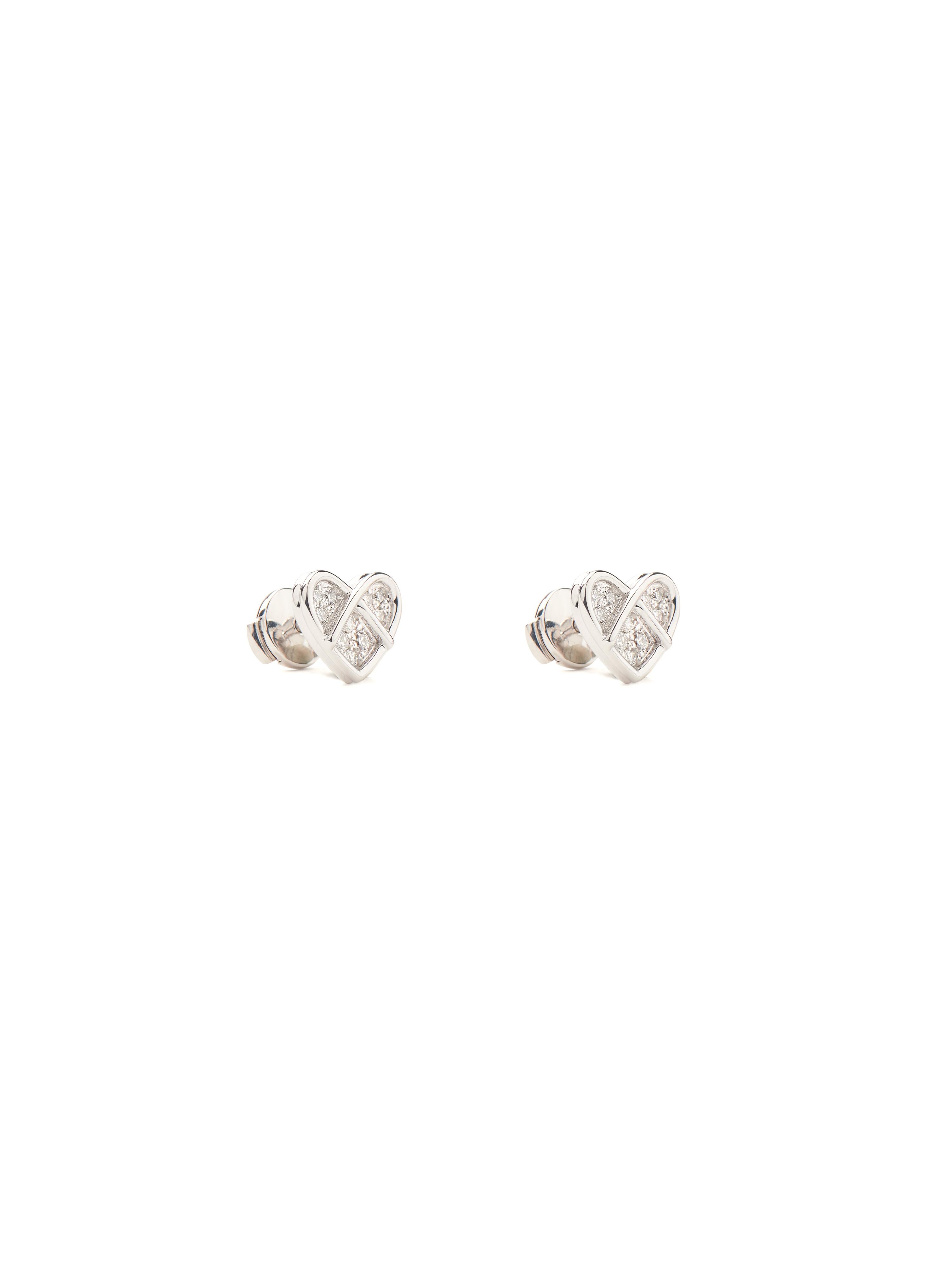 L'Attrape-Coeur collection plays with the colors of love. Its rounded gold borders embrace the purity of diamonds, the nuances of opal, turquoise or lapis lazuli.

L'Attrape Coeur earrings in white gold with diamonds.

Gold weight : 3.2 g
Diamonds :