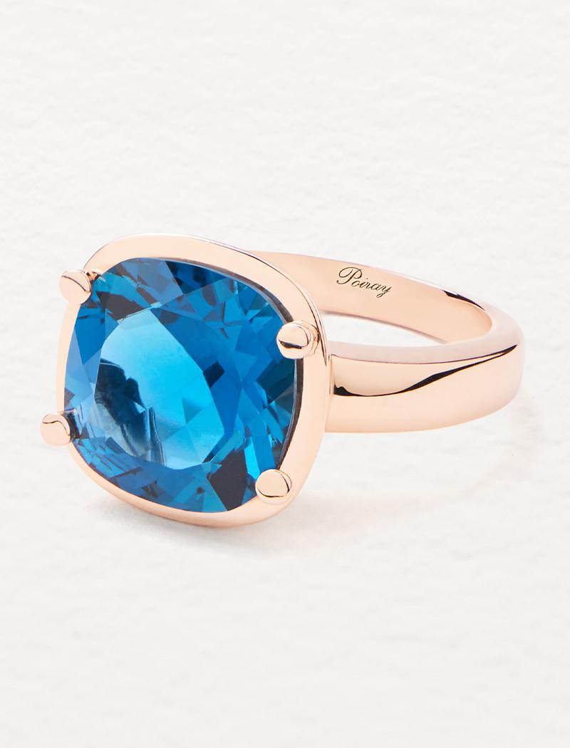 Die Kollektion Filles Antik verbindet die sanften Kurven von Gold mit der Raffinesse und Großzügigkeit von Farbsteinen und erinnert an die zeitlose Eleganz von Maison Poiray.

Filles Antik Ring aus Roségold mit blauem Topaze london.

Dieser Ring ist