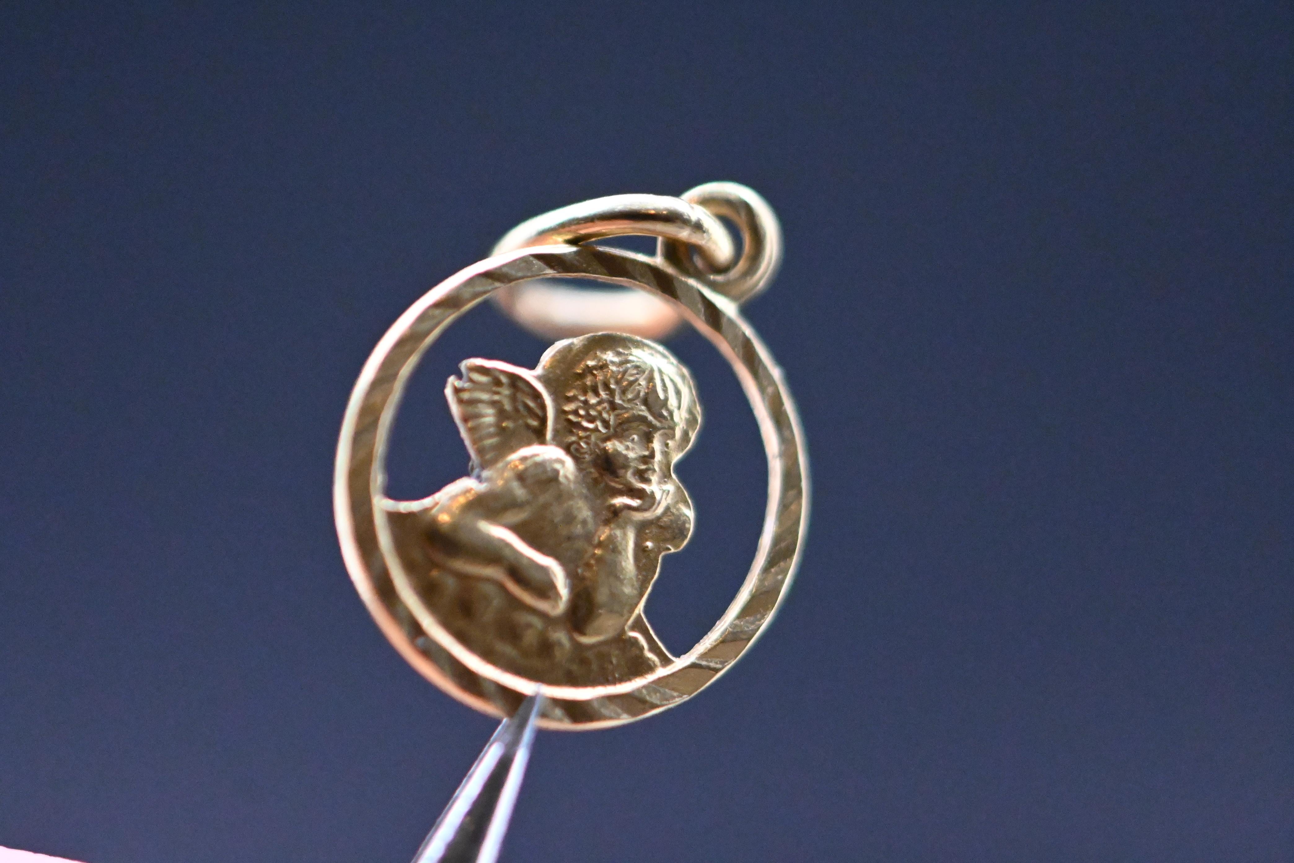 Ciondolo angelo in oro 18 carati in vendita 1