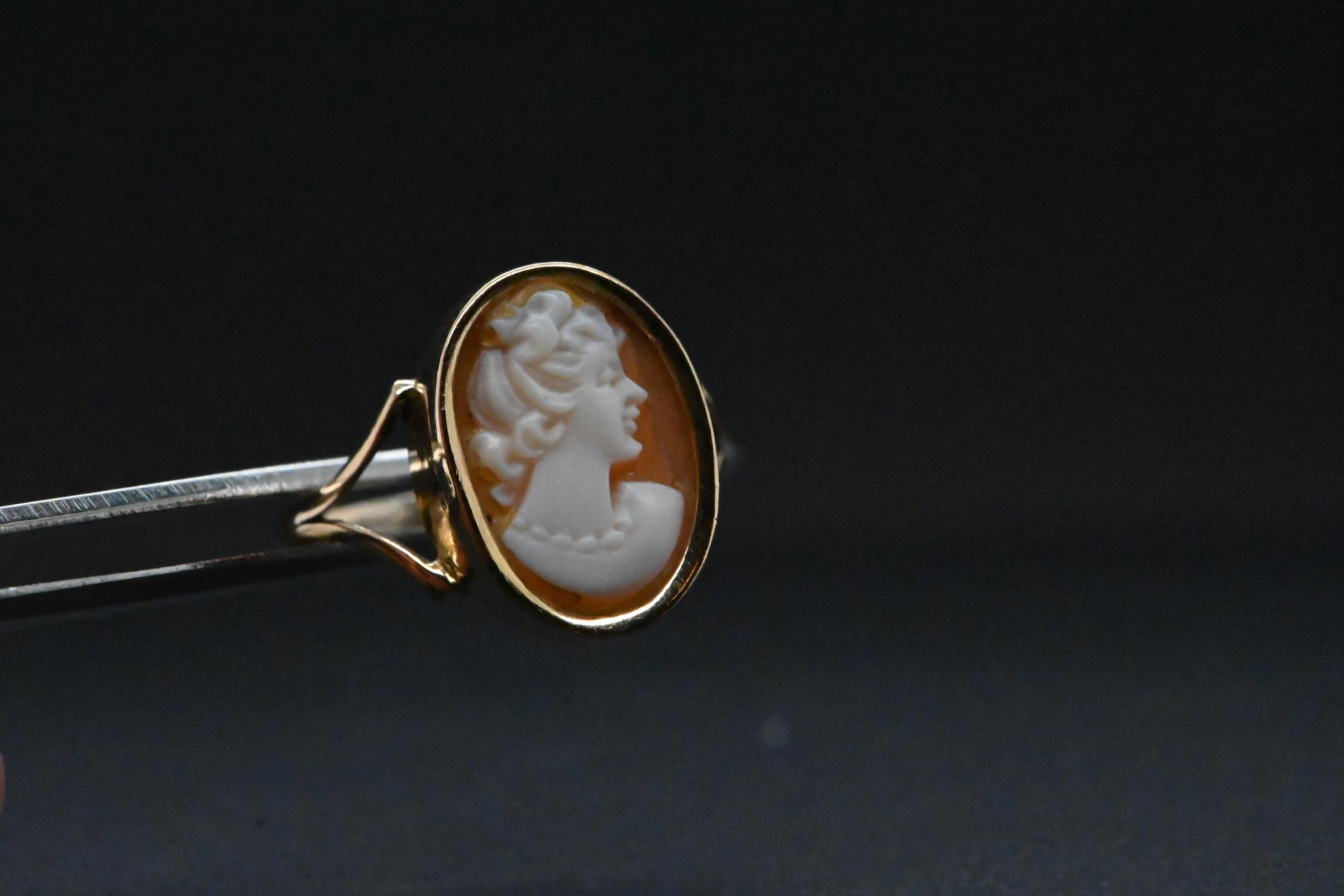 18 Carat Gold Antique Cameo Ring In Excellent Condition For Sale In Vannes, FR