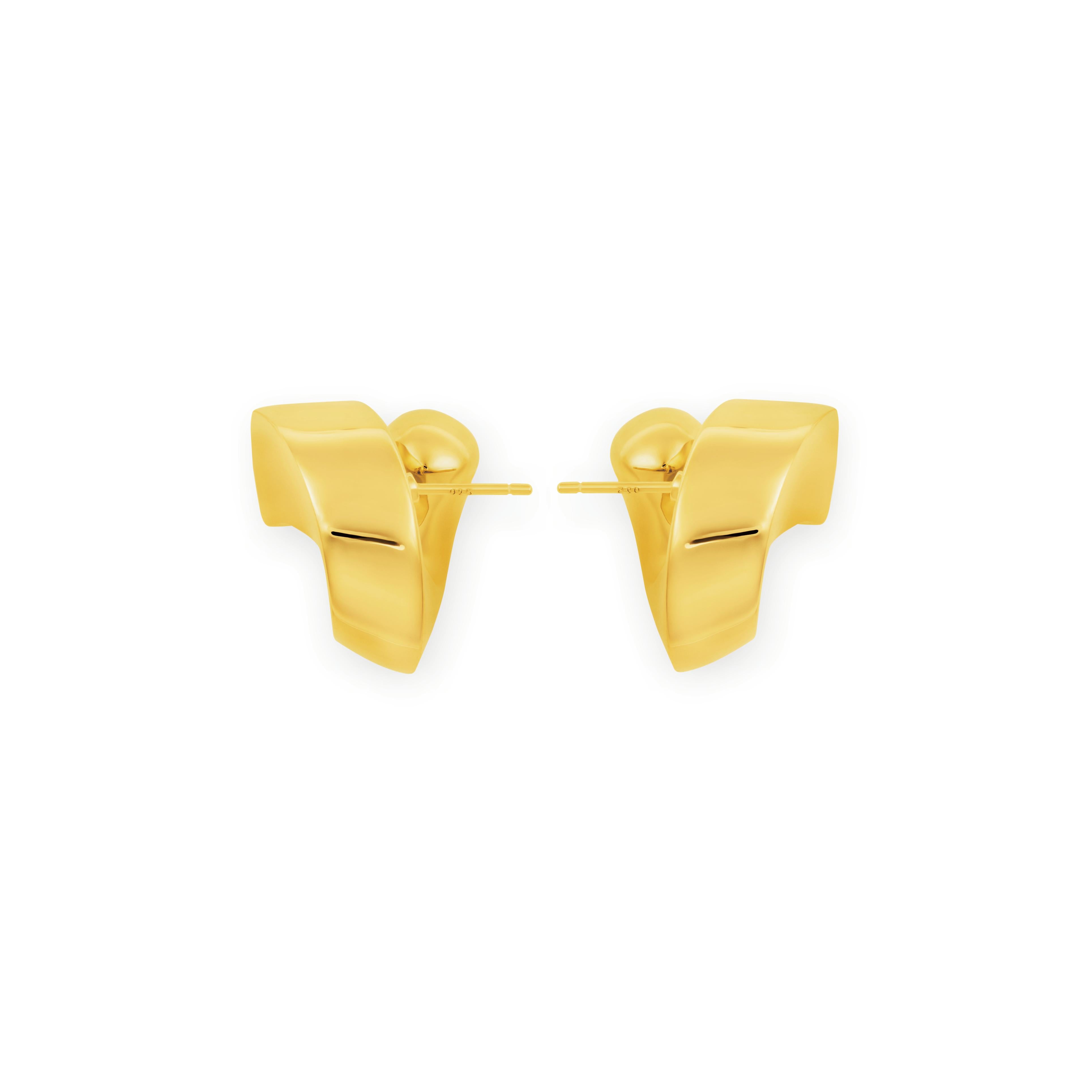 Mistova's Atmosphere earrings combine the sculptural with the wearable. Made from the finest 18K gold. Highly polished for a luxury appearance. The earrings are chunky but hollowed out to maintain their comfort.