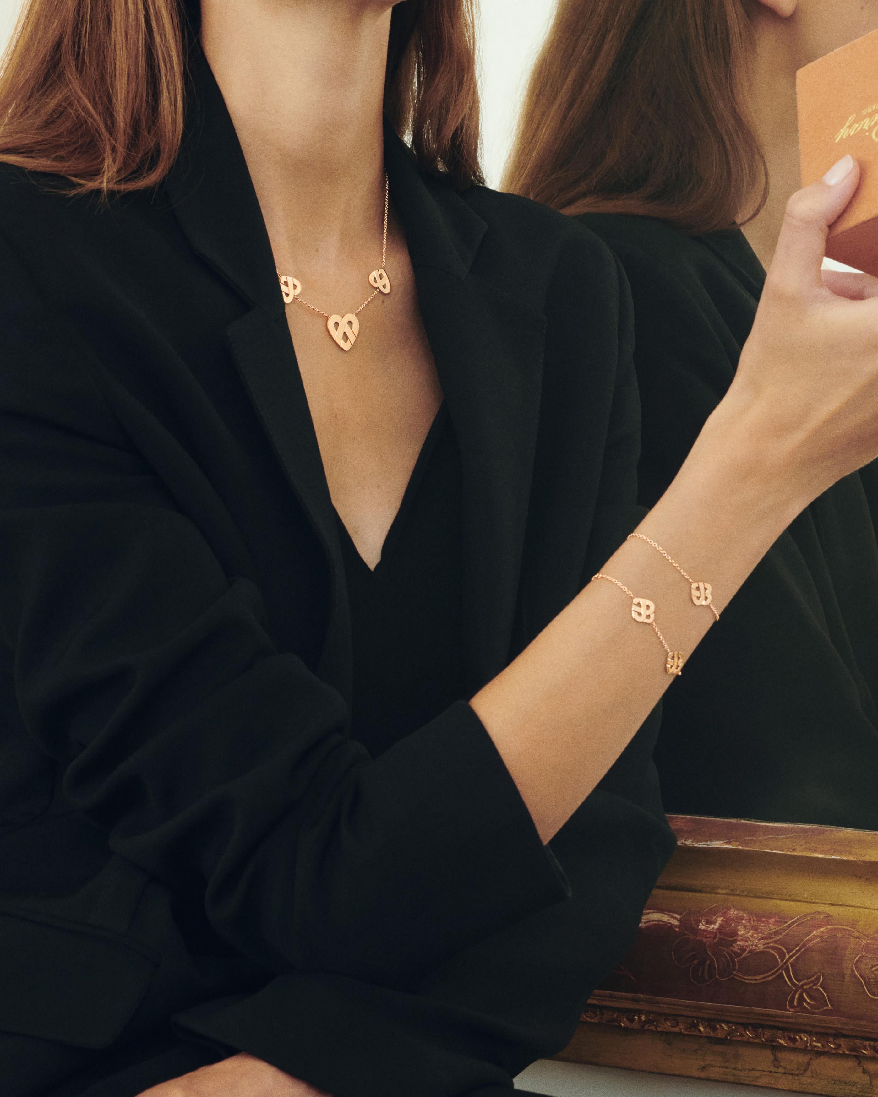 The timeless Poiray collection Cœur Entrelacé is revealed in pure lines, with generous curves, and is dressed in gold or diamonds to celebrate all loves.

Cœur Entrelacé bracelet in rose gold.

Please note that the carat weight, number of stones and