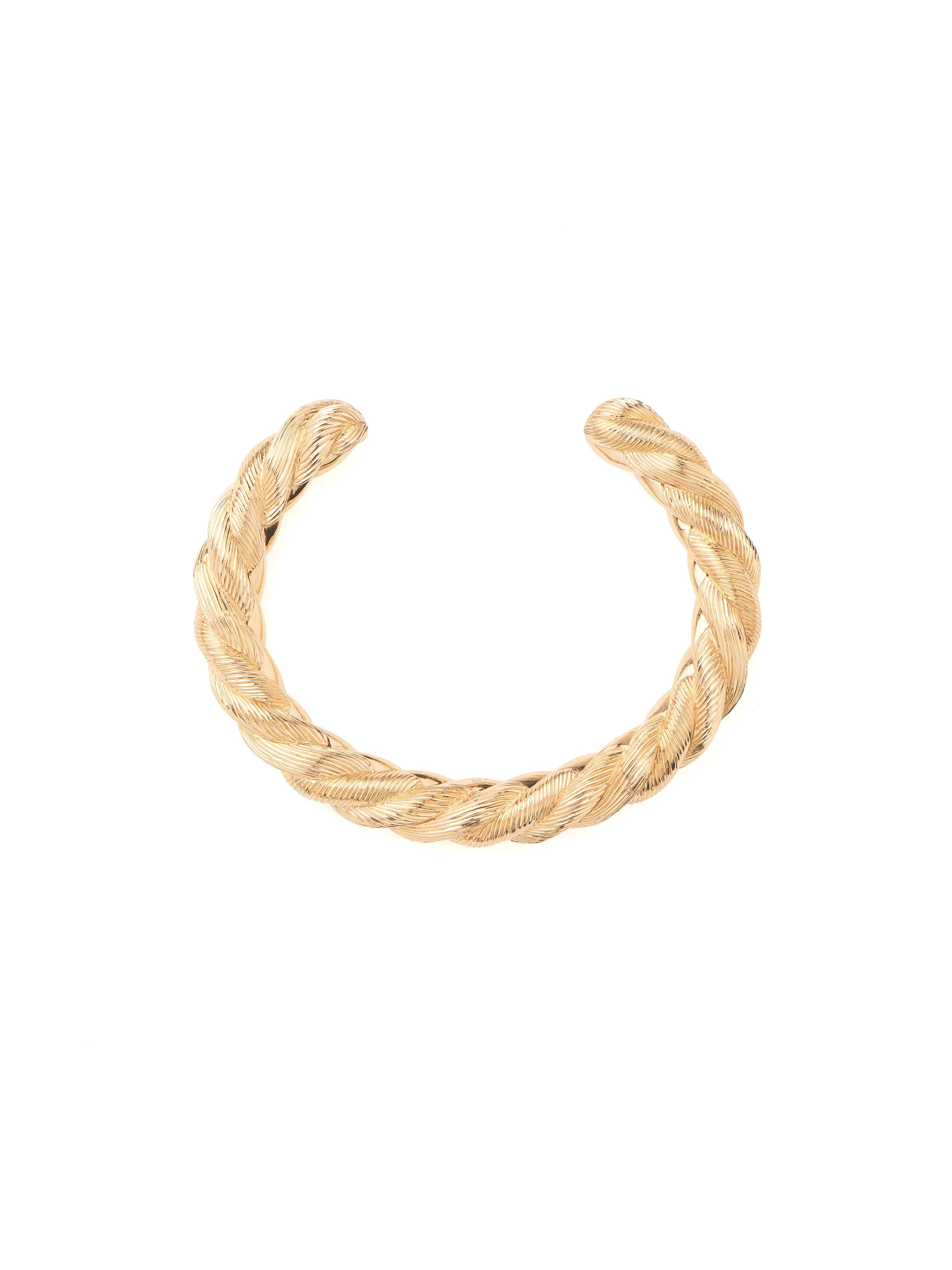 Die Kollektion Dune von Poiray ist eine Einladung zu einem unbeschwerten Leben. Sie durchquert die Jahreszeiten und ist eine Hommage an die schönsten Stunden des Sommers.

Das verschlungene Motiv erinnert an Seile, Boote und das harmonische Relief